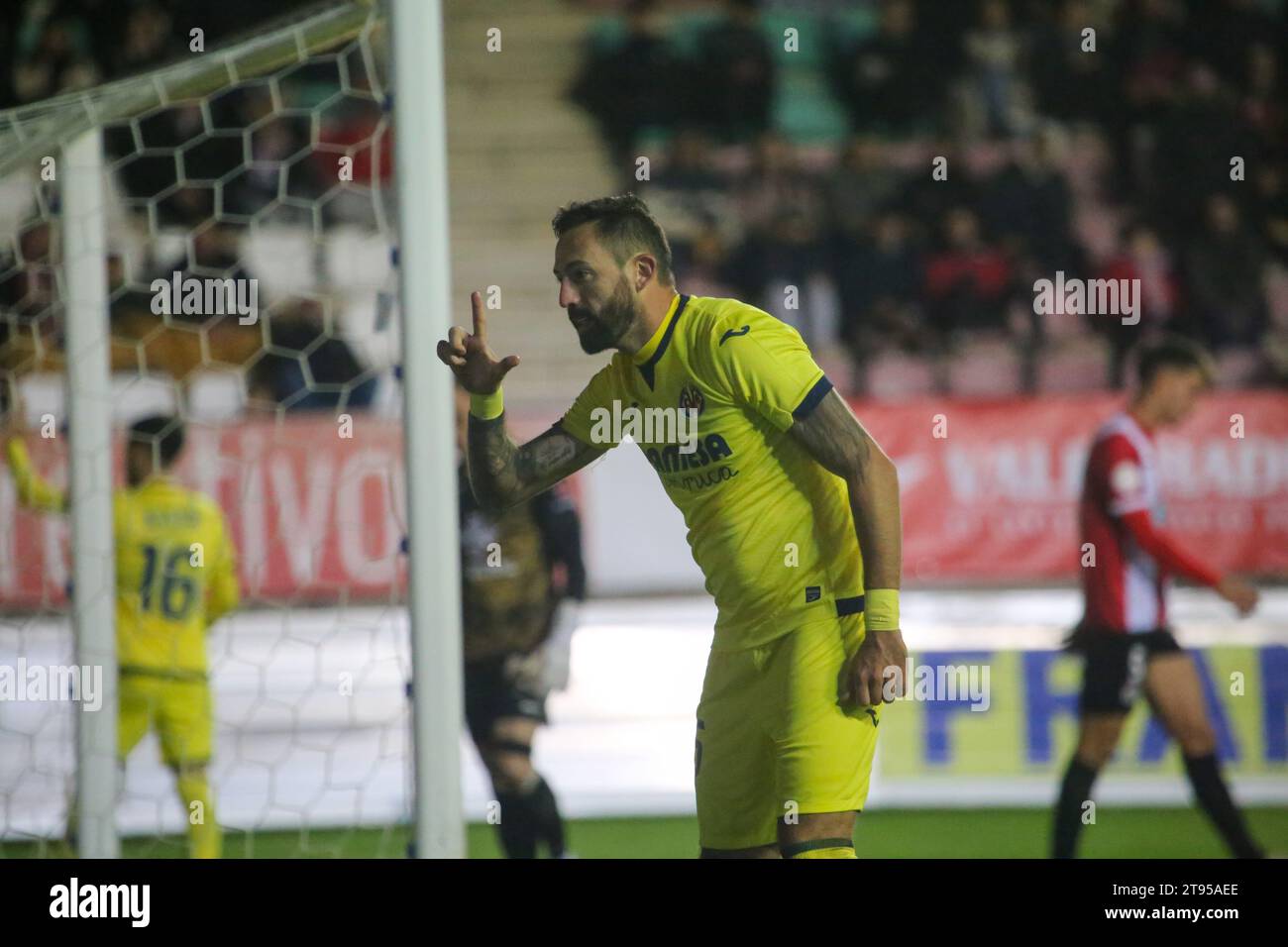 Zamora, Spagna, 22 novembre 2023: Il giocatore del Villarreal CF, Jose Luis Morales (15) festeggia il secondo gol durante il secondo round della SM El Rey Cup 2023-24 tra Zamora CF e Villarreal CF, il 22 novembre 2023, allo stadio Ruta de la Plata, a Zamora, in Spagna. Credito: Alberto Brevers / Alamy Live News Foto Stock