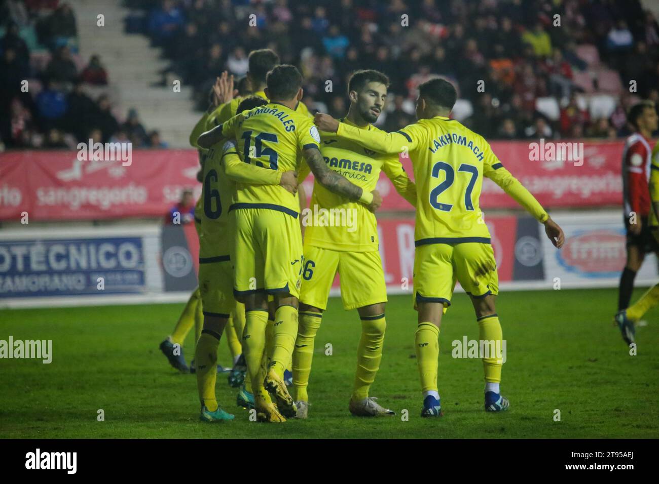 Zamora, Spagna, 22 novembre 2023: I giocatori del Villarreal CF celebrano il gol della vittoria durante il secondo round della SM El Rey Cup 2023-24 tra Zamora CF e Villarreal CF, il 22 novembre 2023, allo stadio Ruta de la Plata, a Zamora, in Spagna. Credito: Alberto Brevers / Alamy Live News Foto Stock