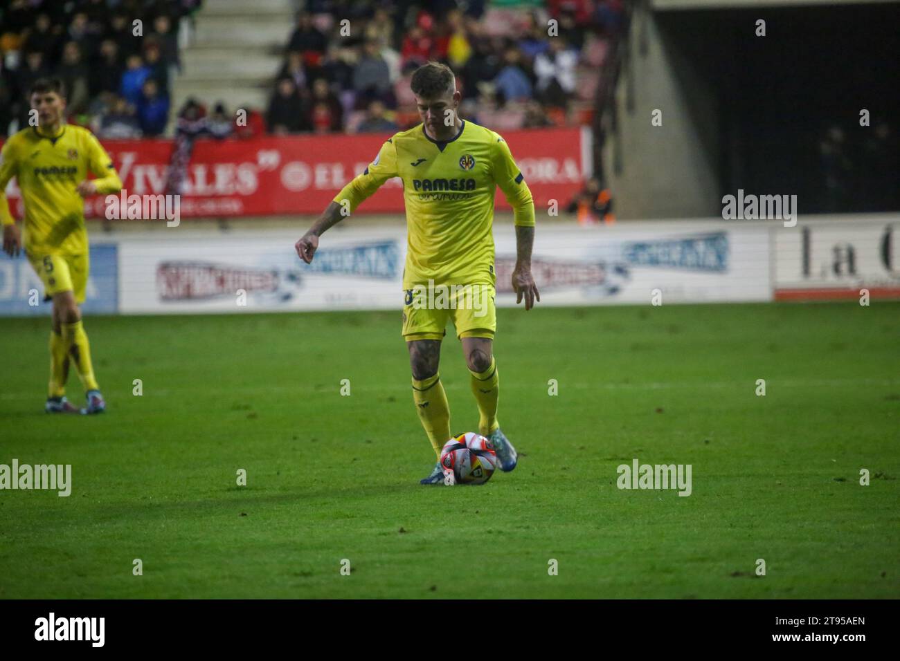 Zamora, Spagna, 22 novembre 2023: Il giocatore del Villarreal CF, Alberto Moreno (18) con la palla durante il secondo round della SM El Rey Cup 2023-24 tra Zamora CF e Villarreal CF, il 22 novembre 2023, allo Stadio Ruta de la Plata, a Zamora, in Spagna. Credito: Alberto Brevers / Alamy Live News Foto Stock