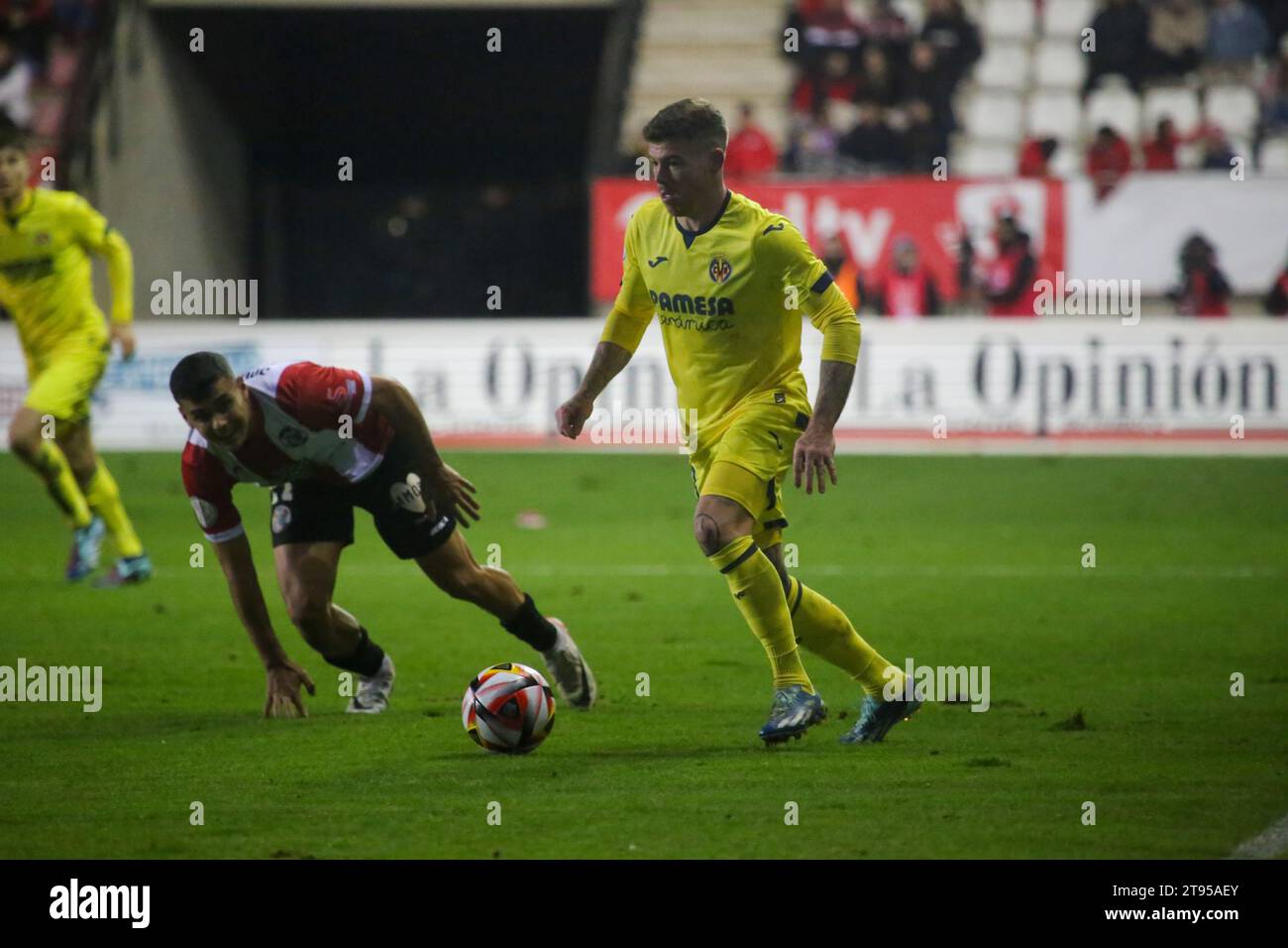 Zamora, Spagna, 22 novembre 2023: Il giocatore del Villarreal CF Alberto Moreno (18) affronta un avversario durante il secondo round della SM El Rey Cup 2023-24 tra Zamora CF e Villarreal CF, il 22 novembre 2023, allo stadio Ruta de la Plata, a Zamora, in Spagna. Credito: Alberto Brevers / Alamy Live News Foto Stock