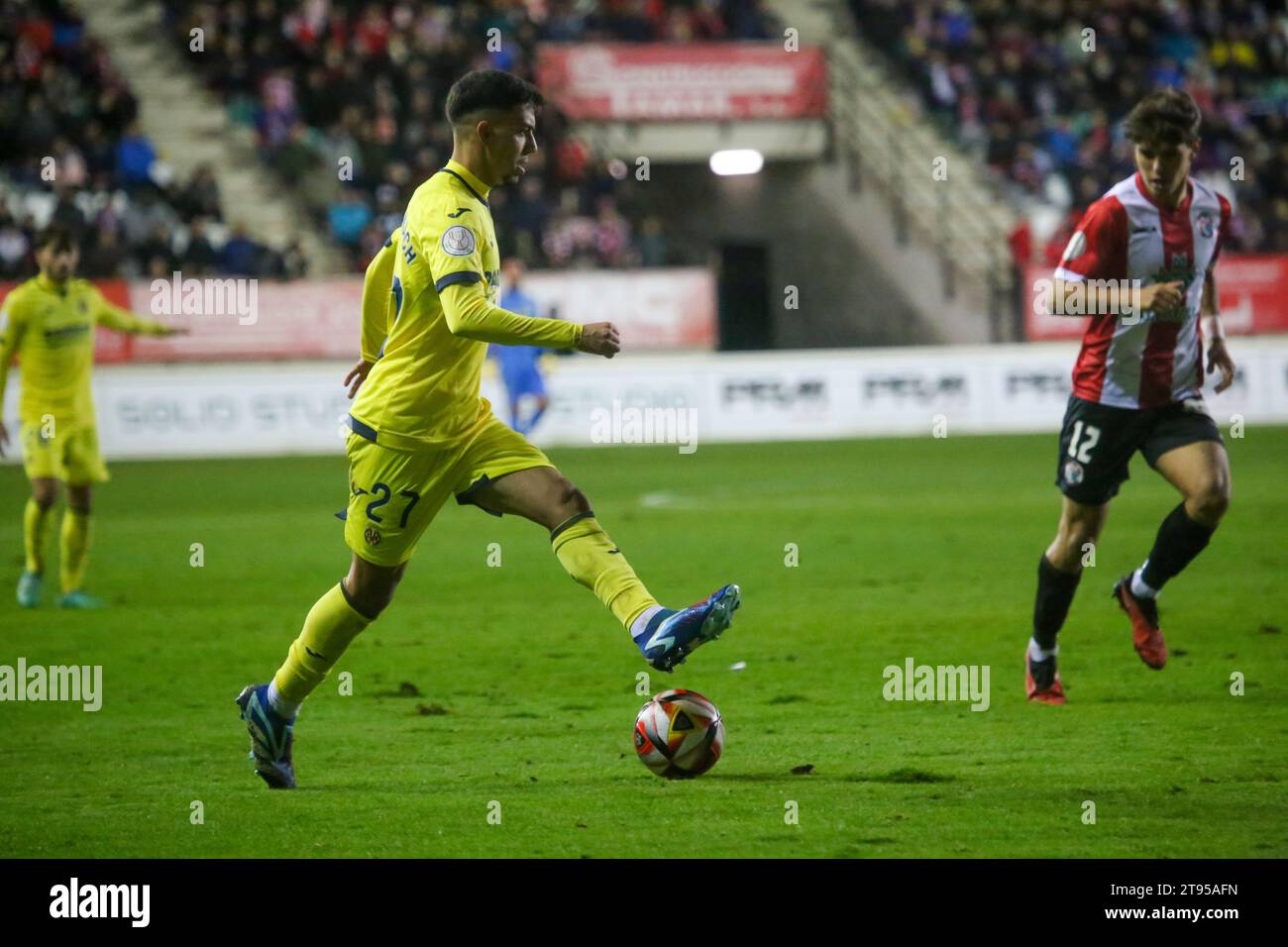 Zamora, Spagna, 22 novembre 2023: Il giocatore del Villarreal CF, Illias Akhomach (27) si presenta durante il secondo round della SM El Rey Cup 2023-24 tra Zamora CF e Villarreal CF, il 22 novembre 2023, allo Stadio Ruta de la Plata, a Zamora, in Spagna. Credito: Alberto Brevers / Alamy Live News Foto Stock