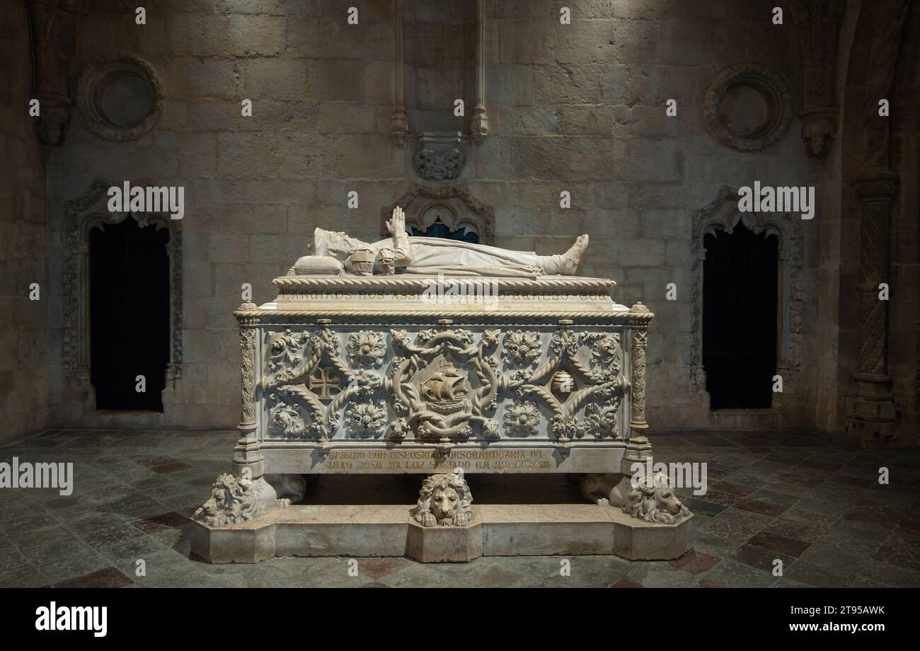 Tomba di Vasco da Gama, Monastero di Jerónimos, Chiesa di Santa Maria de Belem, Lisbona Portogallo. Tomba neo-manuelina dell'esploratore Vasco da Gama nel coro inferiore della chiesa del monastero di Lisbona. Foto Stock
