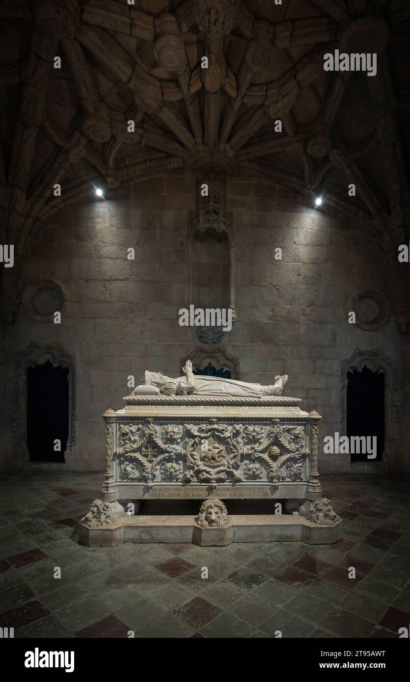 Tomba di Vasco da Gama, Monastero di Jerónimos, Chiesa di Santa Maria de Belem, Lisbona Portogallo. Tomba neo-manuelina dell'esploratore Vasco da Gama nel coro inferiore della chiesa del monastero di Lisbona. Foto Stock
