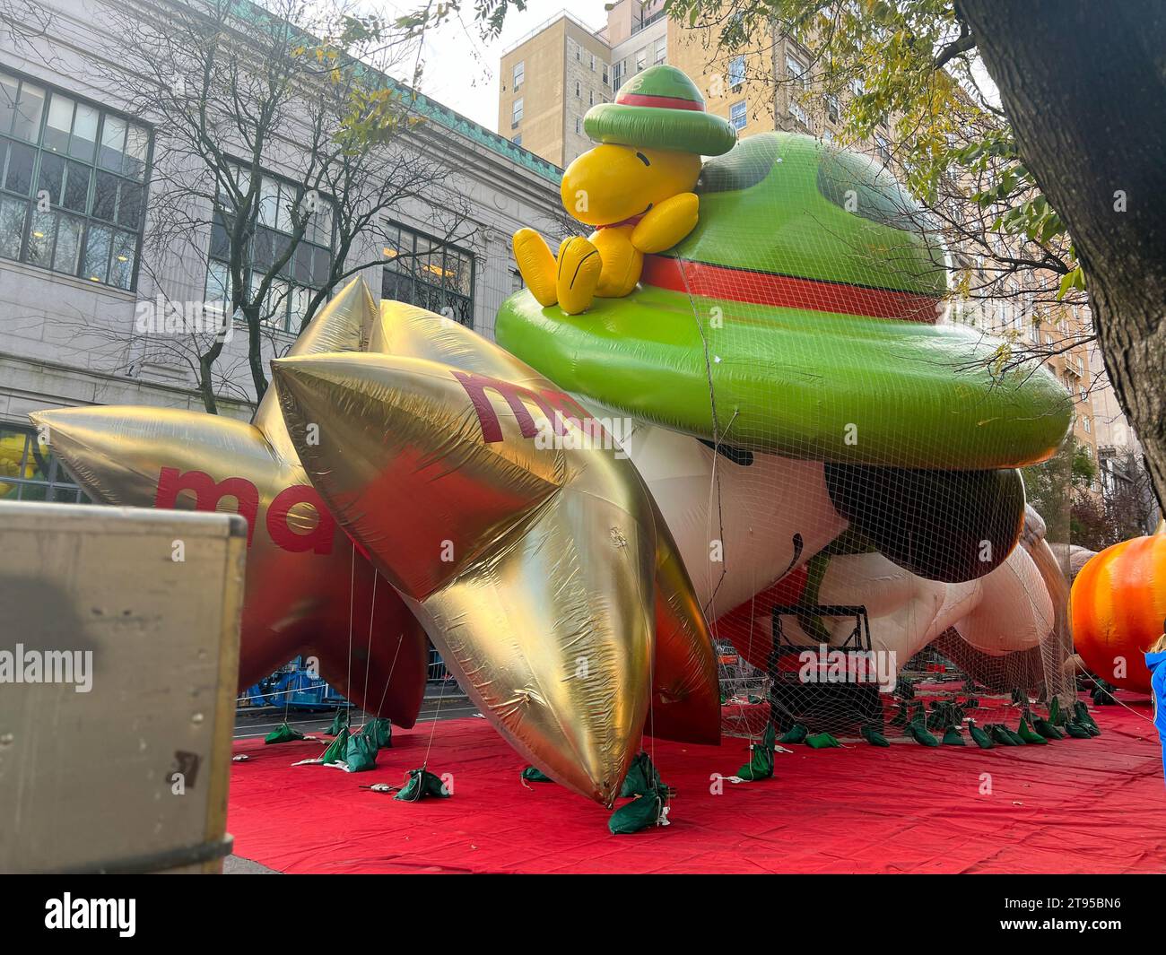 New York City, Stati Uniti. 22 novembre 2023. I membri del Macy's Inflation Team lavorano per gonfiare i personaggi dei palloncini, da utilizzare nella prossima 97a edizione della Macy's Thanksgiving Day Parade, a New York il 22 novembre 2023. Credito: Ryan Rahman/Alamy Live News Foto Stock