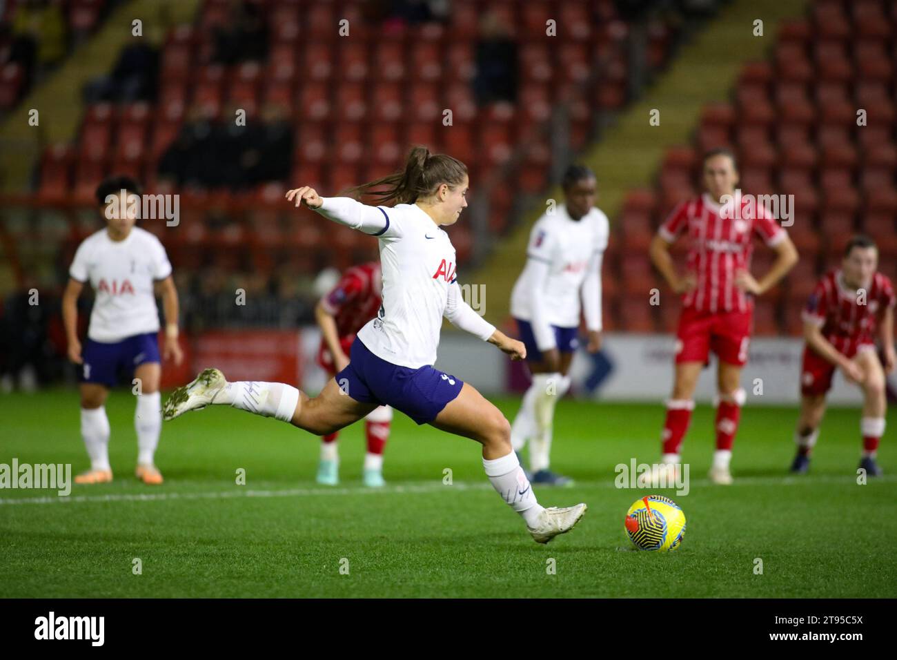 Londra, Regno Unito. 22 novembre 2023. Londra, Inghilterra, 22 novembre 2023: Kit Graham (16 Tottenham Hotspur) prende una penalità durante la partita di fa Women's League Cup tra Tottenham Hotspur e Bristol City a Brisbane Road a Londra, Inghilterra (Alexander Canillas/SPP) credito: SPP Sport Press Photo. /Alamy Live News Foto Stock