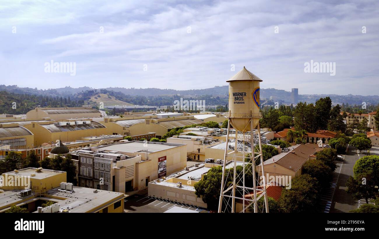 Flight Over Warner Studios Burbank - Los Angeles Drone footage - LOS ANGELES, STATI UNITI - 5 NOVEMBRE 2023 Foto Stock