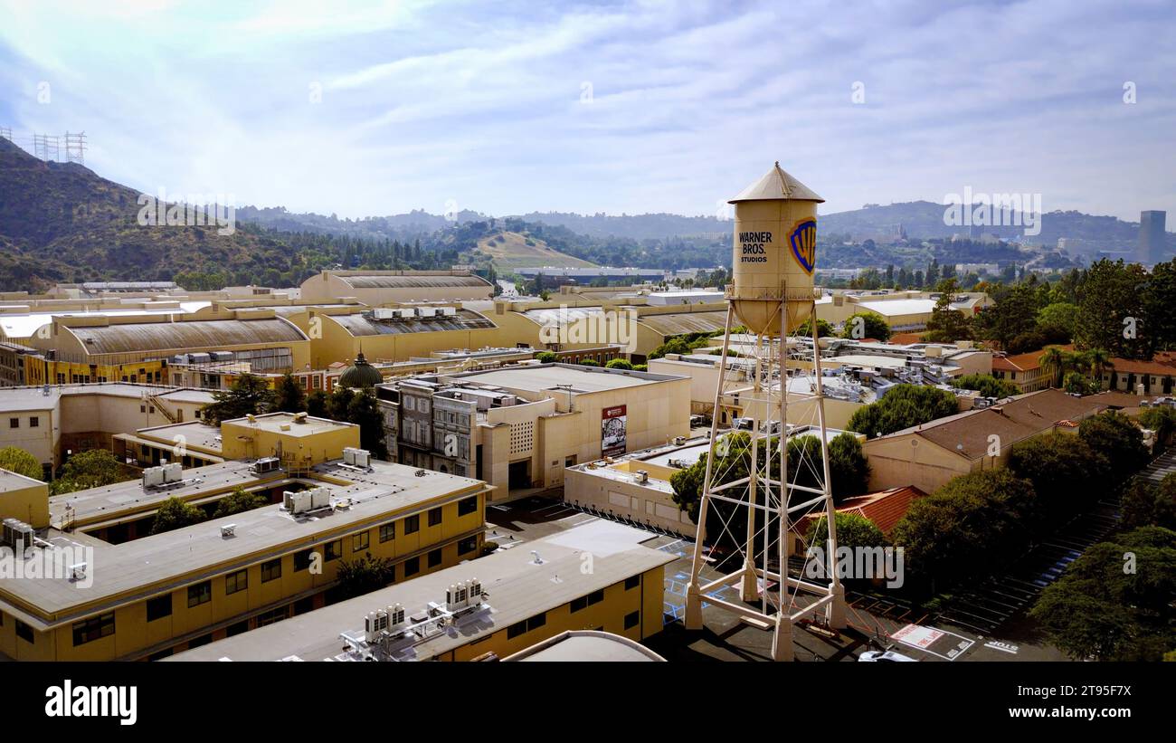 Flight Over Warner Studios Burbank - Los Angeles Drone footage - LOS ANGELES, STATI UNITI - 5 NOVEMBRE 2023 Foto Stock