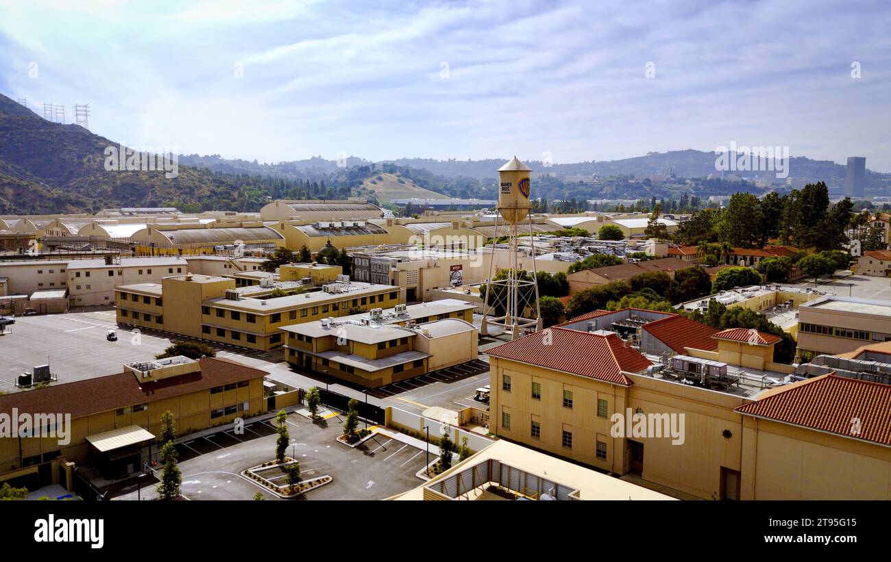 Flight Over Warner Studios Burbank - Los Angeles Drone footage - LOS ANGELES, STATI UNITI - 5 NOVEMBRE 2023 Foto Stock