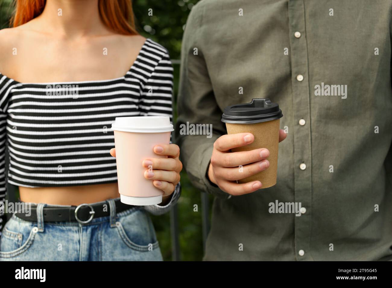 Caffè da portare via. Abbinalo a bicchieri di carta all'aperto, primo piano Foto Stock