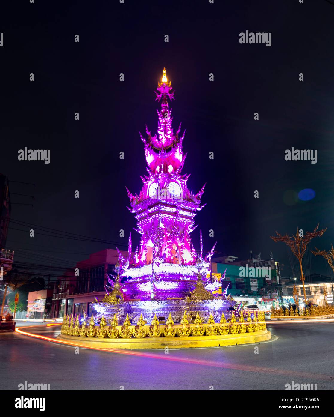 Sfumature che cambiano, dai colorati fari, illuminano la splendida torre dell'orologio, un famoso punto di riferimento della città e un'attrazione turistica, costruita nel 2005 per Honou Foto Stock
