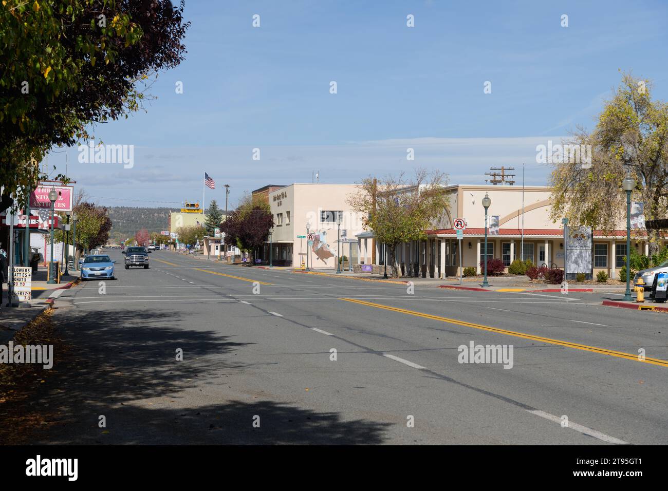 Alturas, CALIFORNIA, USA - 13 ottobre 2023; vista lungo Main Street ad Alturas, California, in una giornata di sole e asciutto Foto Stock