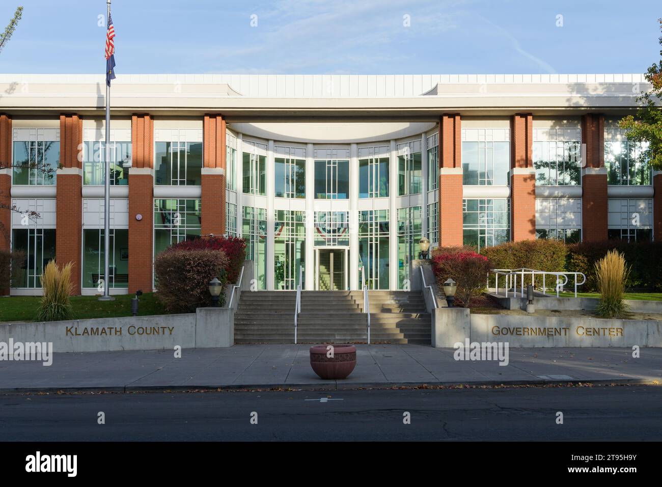 Klamath Falls, OREGON, USA - 15 ottobre 2023; facciata e gradini d'ingresso al Klamath County Government Center Foto Stock