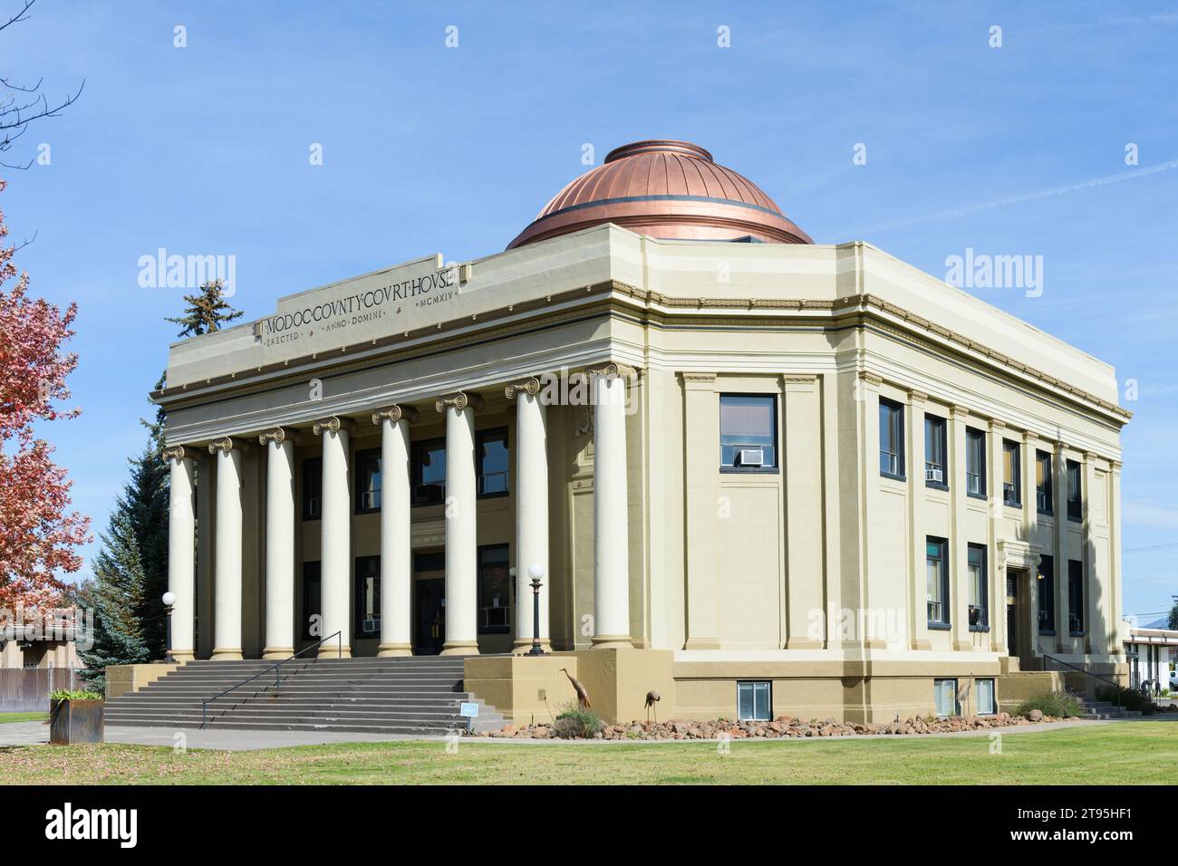 Alturas, CA, USA - 14 ottobre 2023; ampia vista della facciata del tribunale della contea di Modoc, California Foto Stock
