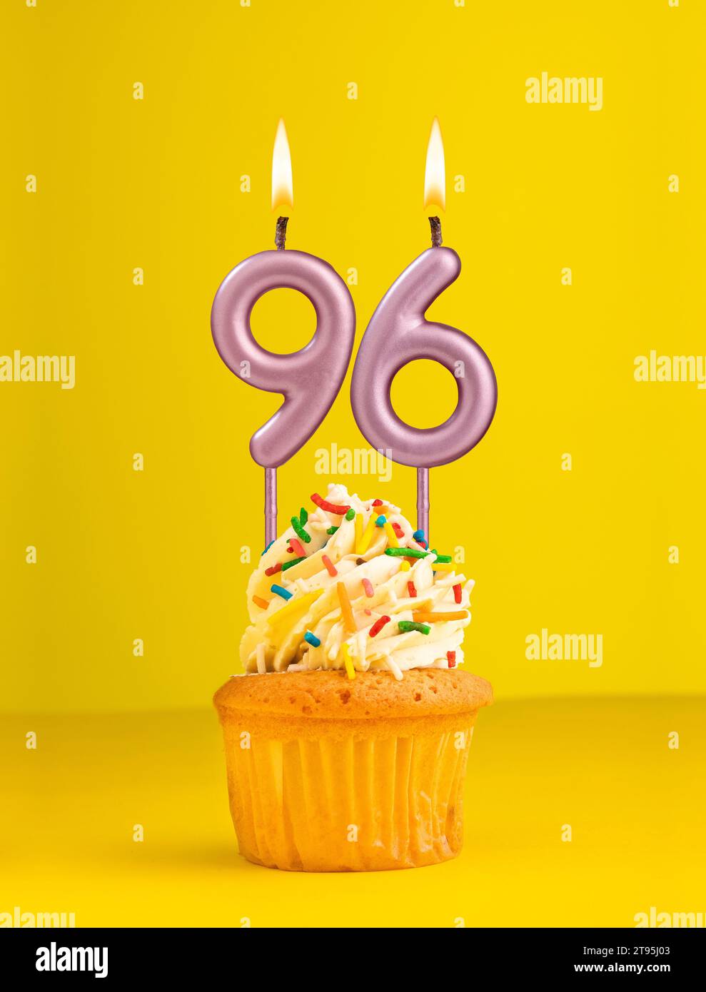 Candela numero 96 - scheda di compleanno su sfondo giallo Foto Stock