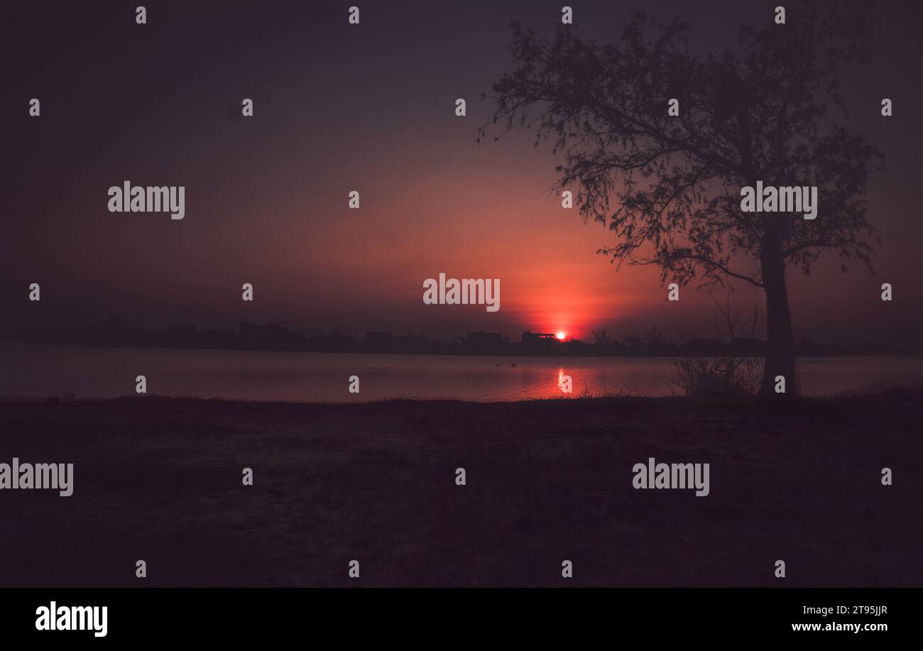 persona al tramonto rosso Foto Stock