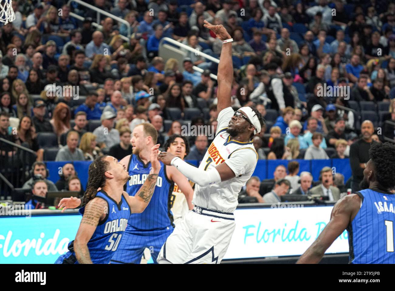 Orlando, Florida, USA, 22 novembre 2023, la guardia dei Denver Nuggets Reggie Jackson #7 tira un tiro all'Amway Center. (Foto Credit: Marty Jean-Louis/Alamy Live News Foto Stock