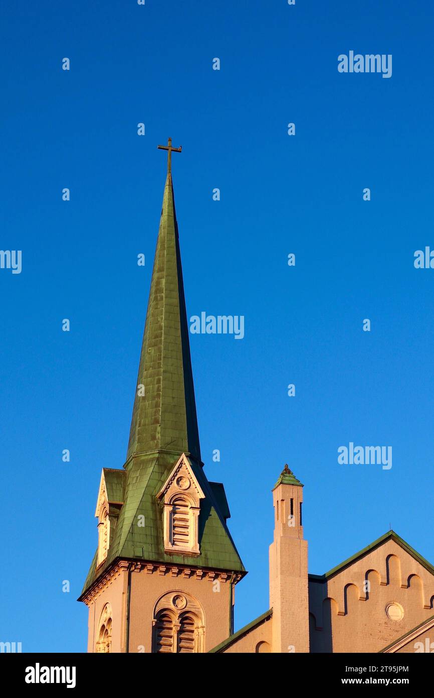 Green Church Steeple contro Deep Blue Sky Foto Stock