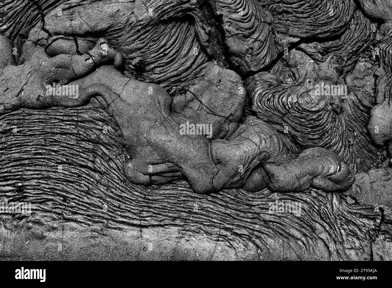 Background: La risorsa grafica della natura. Una scena monocromatica di una formazione di lava vulcanica nera con luci di sabbia bianca sull'isola di Santiago Foto Stock
