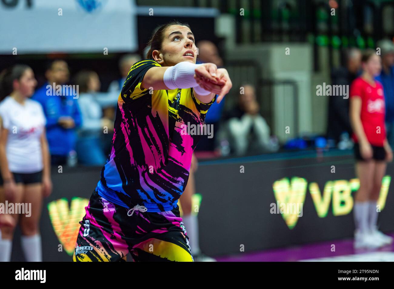 Treviso, Italia. 22 novembre 2023. Alessia Gennari del Prosecco Doc Imoco Conegliano si è scaldata prima della partita di pallavolo LVF serie A1 2023/24 tra Prosecco Doc Imoco Conegliano e Roma Volley Club allo stadio Palaverde. Punteggio finale; Prosecco Doc Imoco Conegliano 3:0 Roma Volley Club. (Foto di Alberto Gardin/SOPA Images/Sipa USA) credito: SIPA USA/Alamy Live News Foto Stock