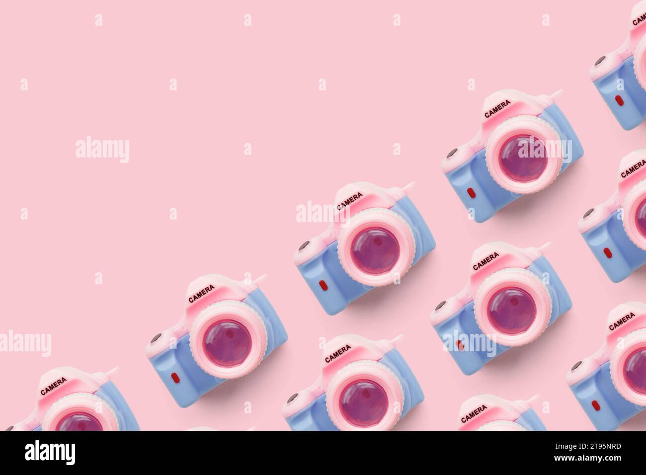 Pattern con fotocamera su sfondo color pastello, vista dall'alto Foto Stock