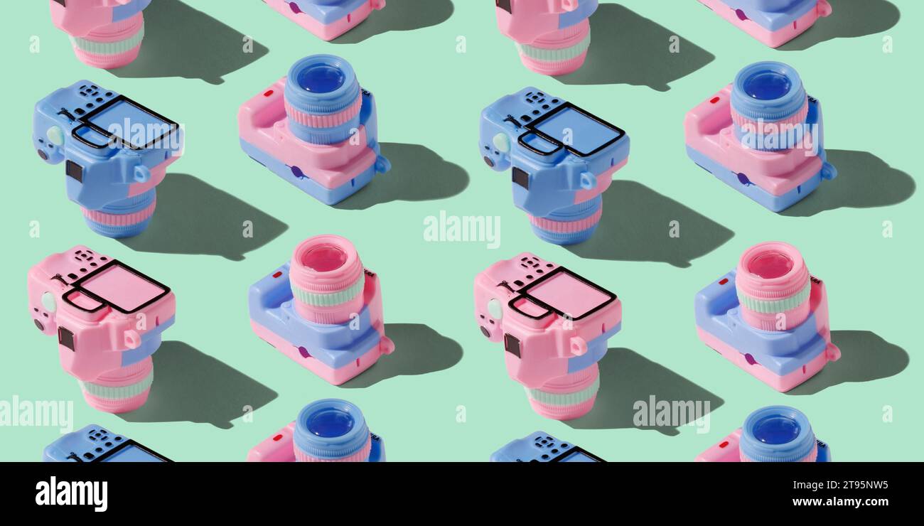 Pattern con fotocamera su sfondo color pastello Foto Stock