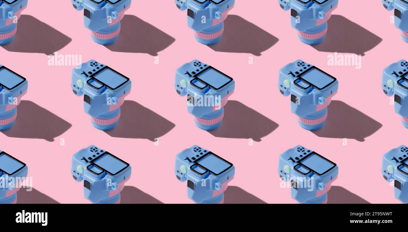 Pattern con fotocamera su sfondo color pastello Foto Stock