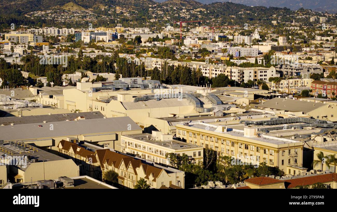 Vista aerea Melrose Gate of the Paramount Studios - Los Angeles Drone footage - Los Angeles, STATI UNITI - 5 NOVEMBRE 2023 Foto Stock