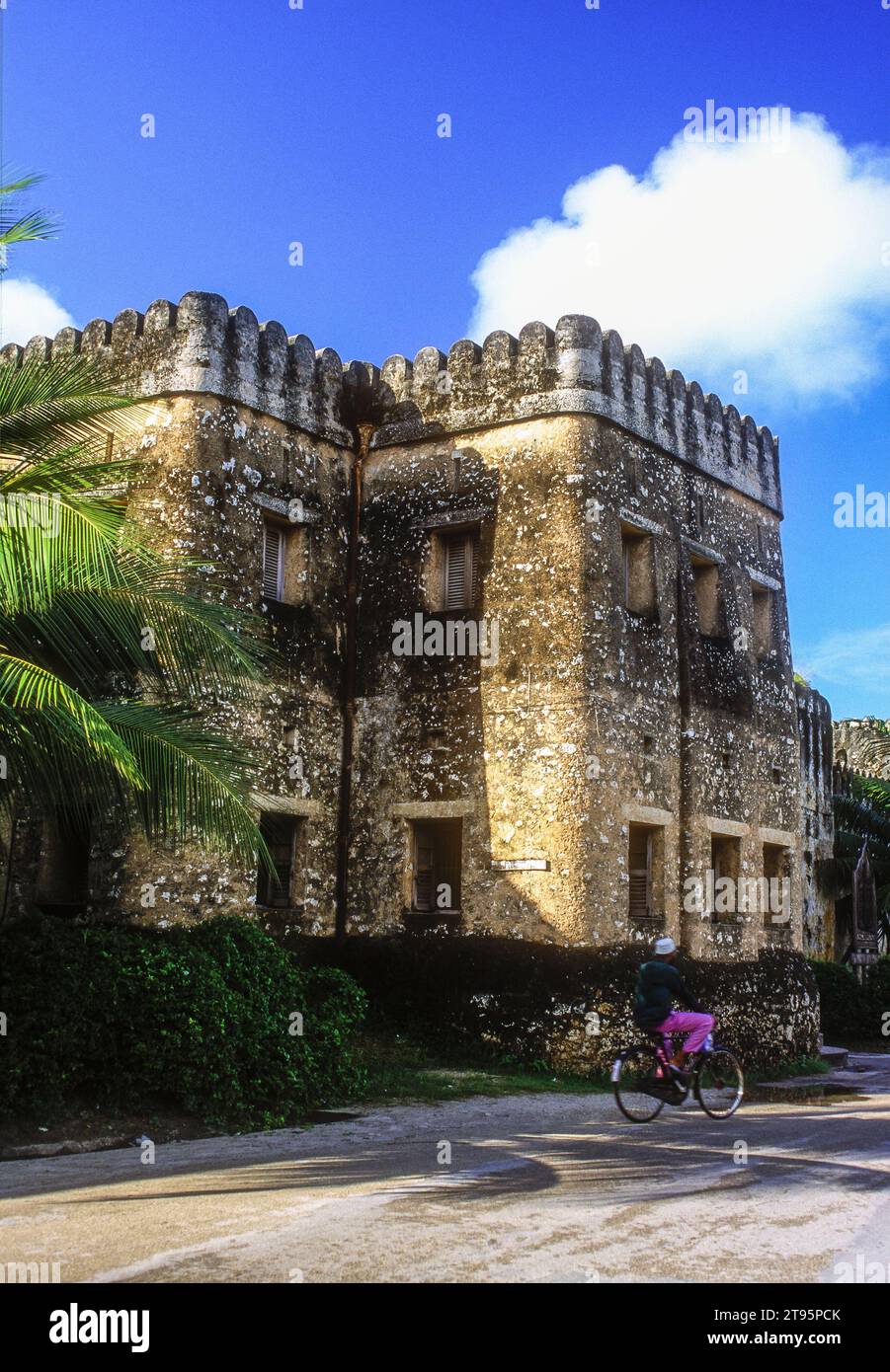 Stone Town, Zanzibar, Tanzania. Il forte arabo o vecchio forte (1699 d.C.) sul lungomare è l'edificio più antico di Stone Town. Foto Stock