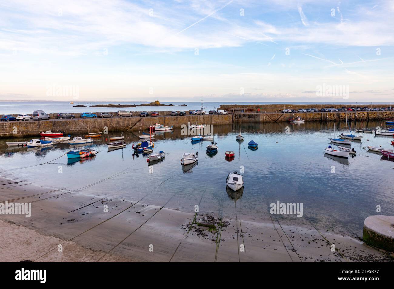 2023, villaggio di Mousehole e porto di pescatori in Cornovaglia, sulla costa sud-occidentale dell'Inghilterra, tramonto nel tardo pomeriggio nel soleggiato giorno autunnale, Inghilterra, Regno Unito, 2023 Foto Stock