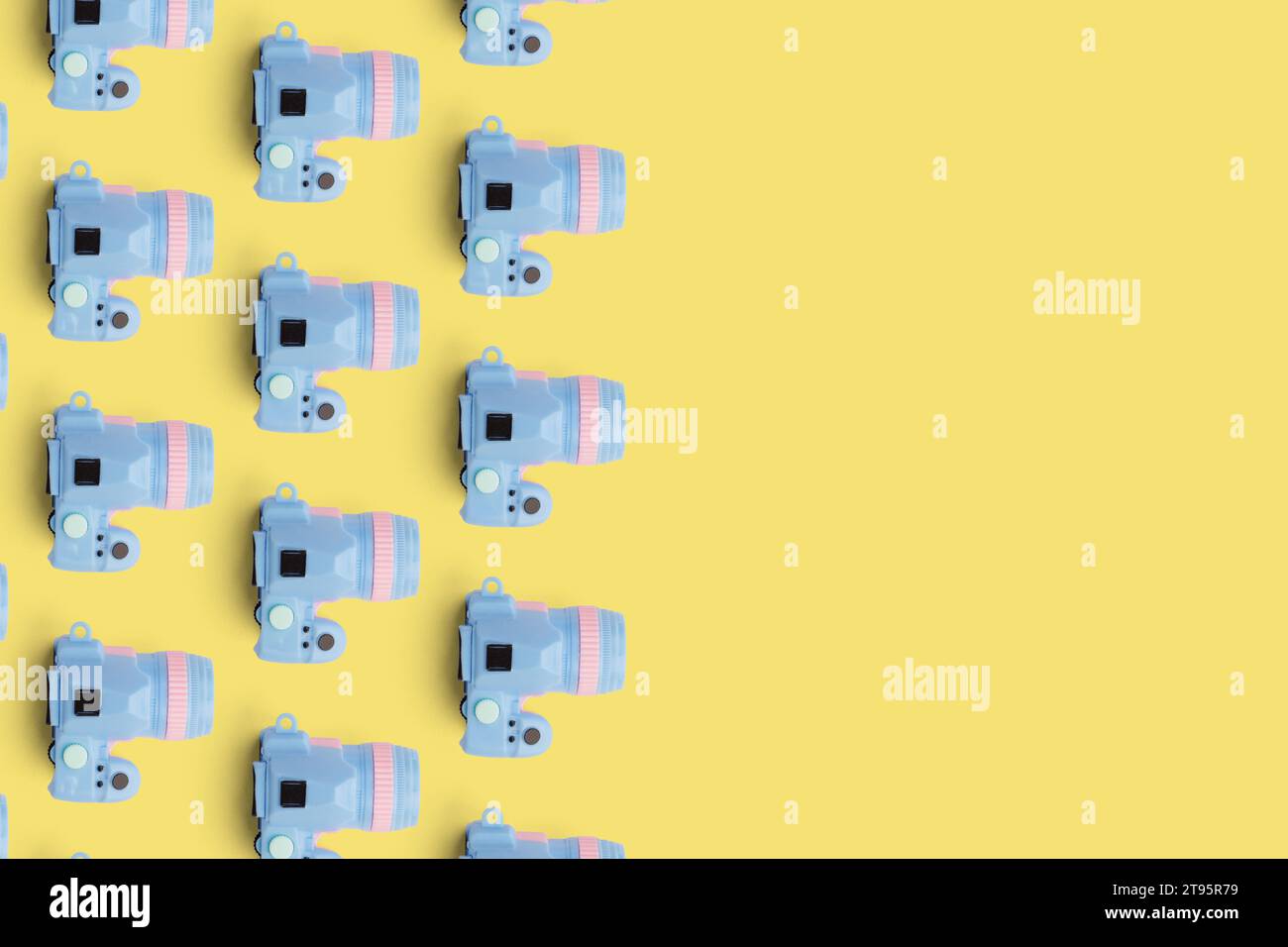 Pattern con fotocamera su sfondo color pastello, vista dall'alto Foto Stock