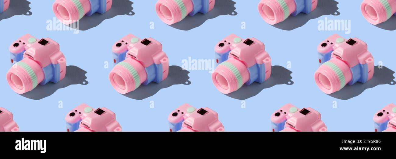 Pattern con fotocamera su sfondo color pastello Foto Stock