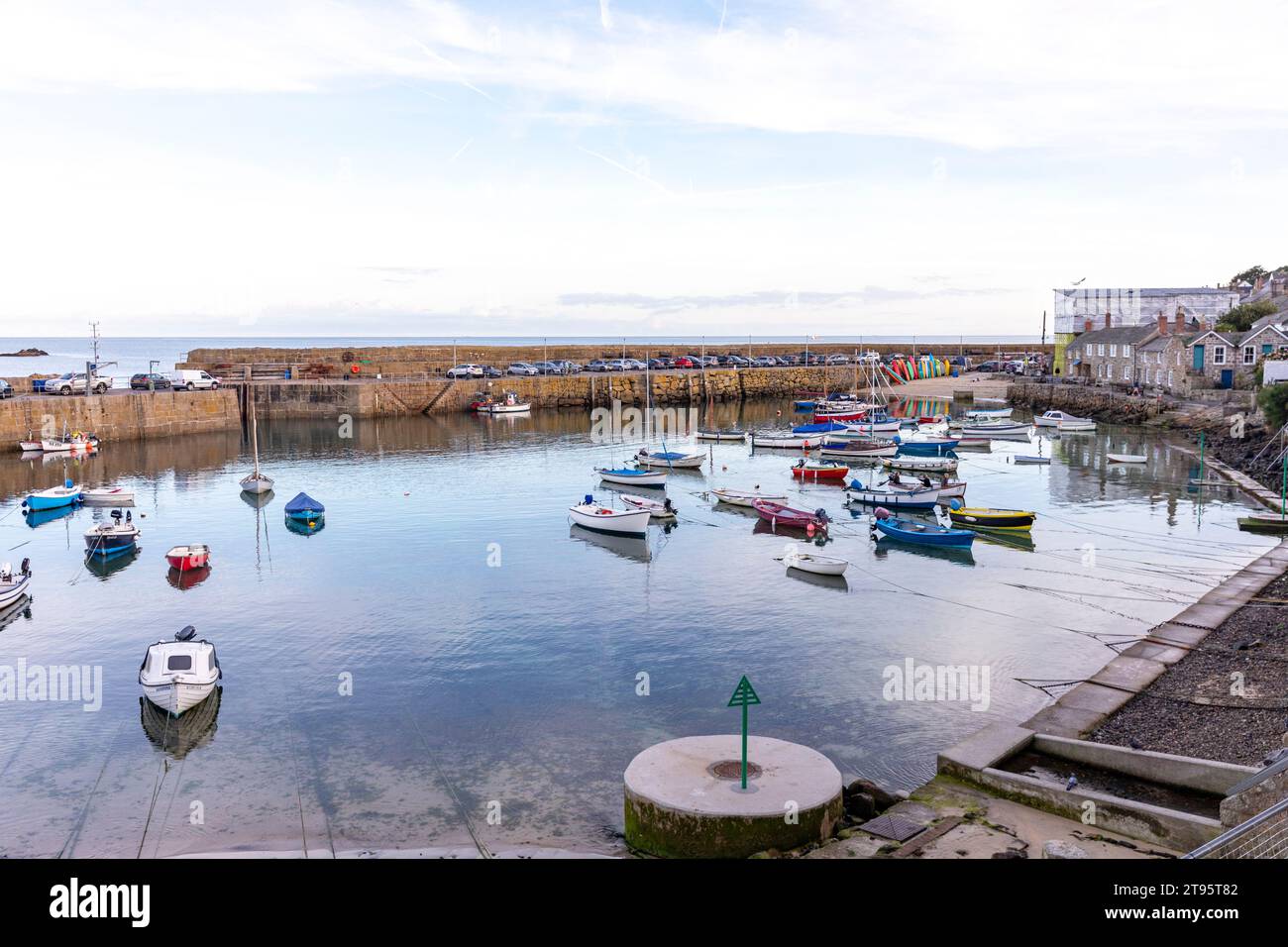 2023, villaggio di Mousehole e porto di pescatori in Cornovaglia, sulla costa sud-occidentale dell'Inghilterra, tramonto nel tardo pomeriggio nel soleggiato giorno autunnale, Inghilterra, Regno Unito, 2023 Foto Stock