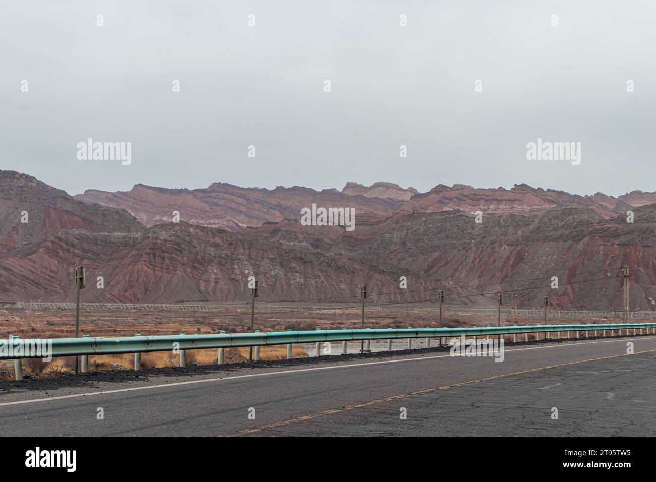 Strade asfaltate in deserti aridi Foto Stock