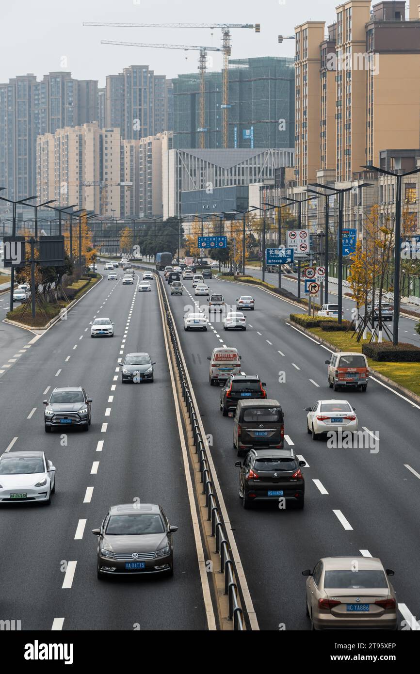 Edifici su entrambi i lati di Jiannan Avenue a Chengdu Foto Stock