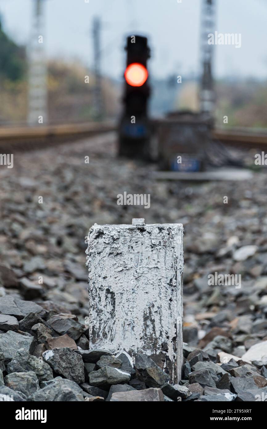 Semafori vicino ai binari ferroviari Foto Stock