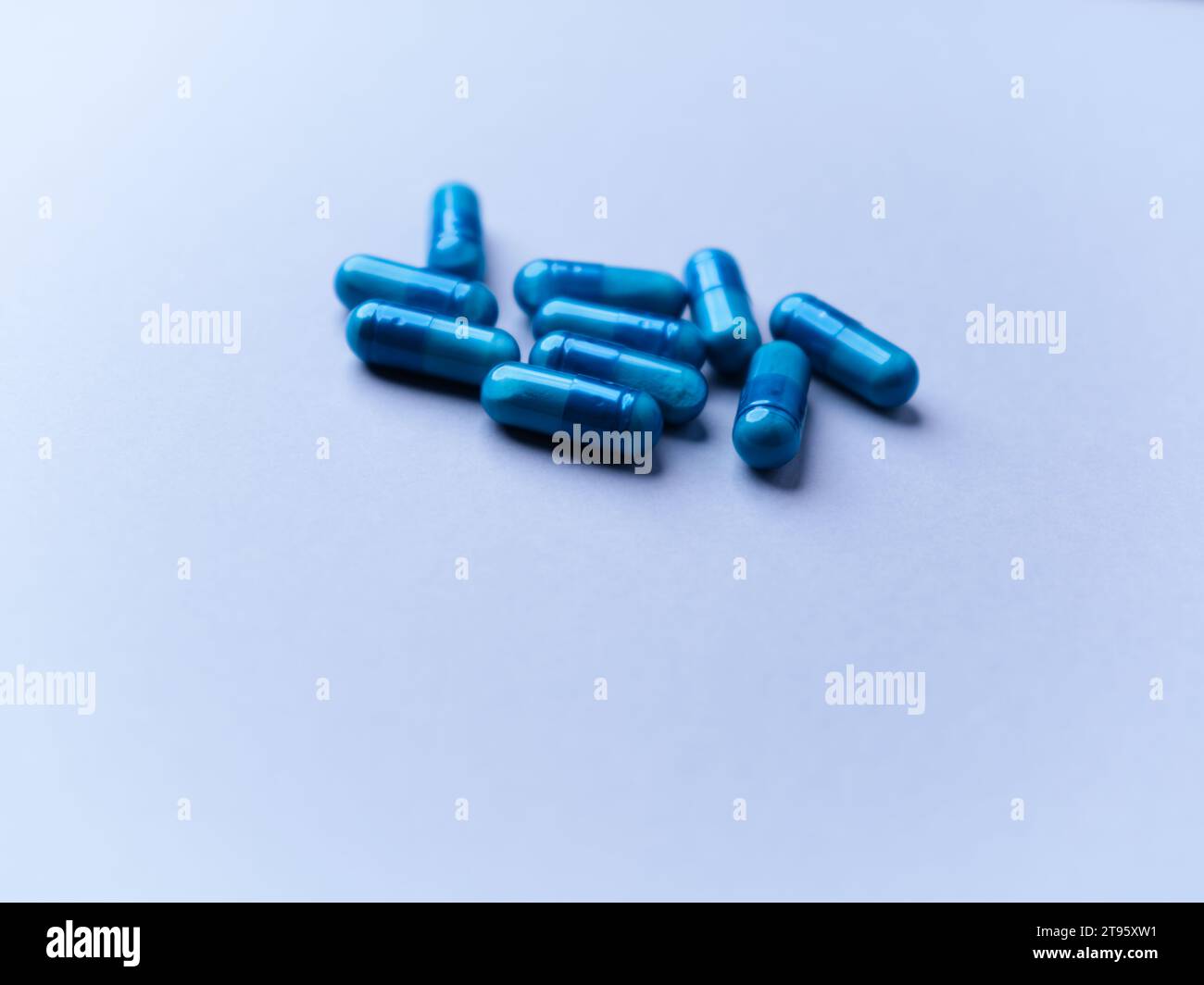 Capsule di aminoacidi su sfondo cartaceo luminoso. Messa a fuoco morbida. Primo piano. Copia spazio. Foto Stock