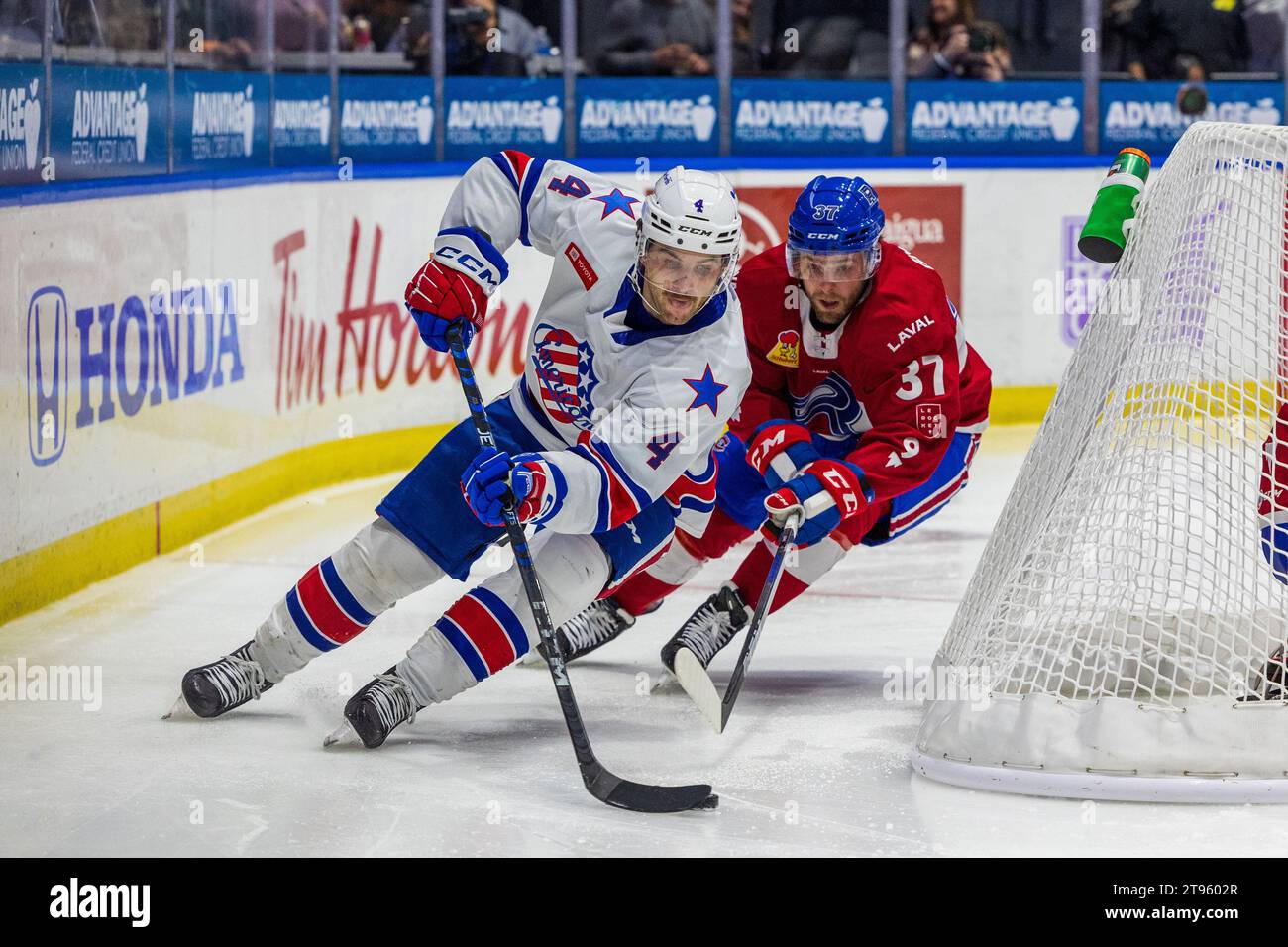 Rochester, New York, USA. 25 novembre 2023. Il difensore dei Rochester Americans Jeremy Davies (4) pattina nel secondo periodo contro i Laval Rocket. I Rochester Americans ospitarono i Laval Rocket in una partita della American Hockey League alla Blue Cross Arena di Rochester, New York. (Jonathan Tenca/CSM). Credito: csm/Alamy Live News Foto Stock