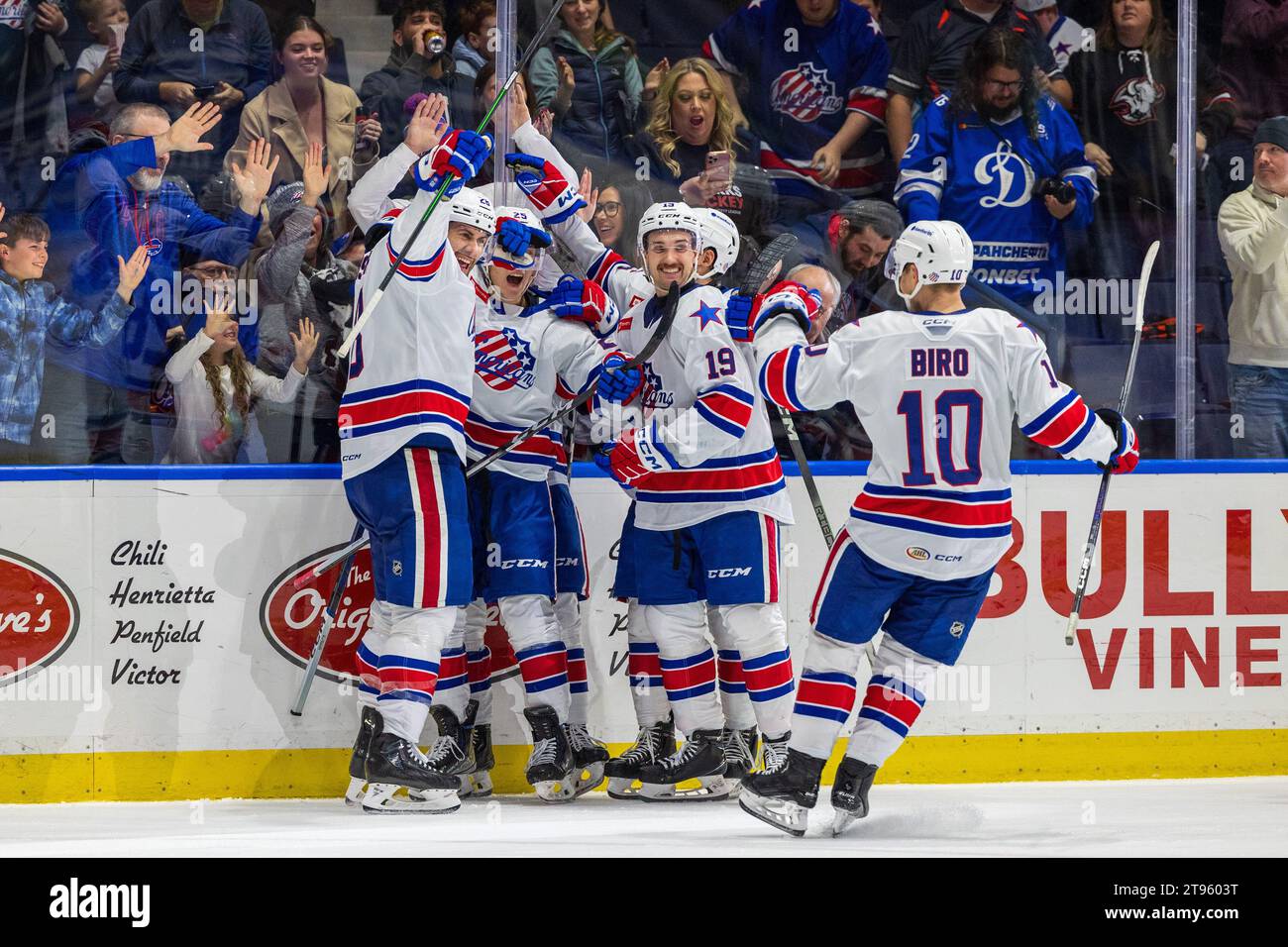 Rochester, New York, USA. 25 novembre 2023. I giocatori dei Rochester Americans festeggiano un gol ai supplementari contro i Laval Rocket. I Rochester Americans ospitarono i Laval Rocket in una partita della American Hockey League alla Blue Cross Arena di Rochester, New York. (Jonathan Tenca/CSM). Credito: csm/Alamy Live News Foto Stock