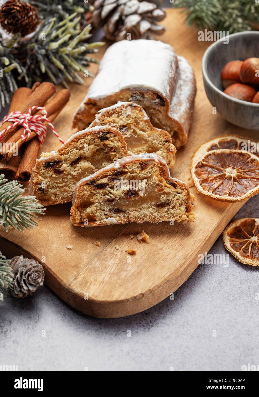 Torta tradizionale alla frutta. Sgabello natalizio con decorazioni natalizie invernali Foto Stock