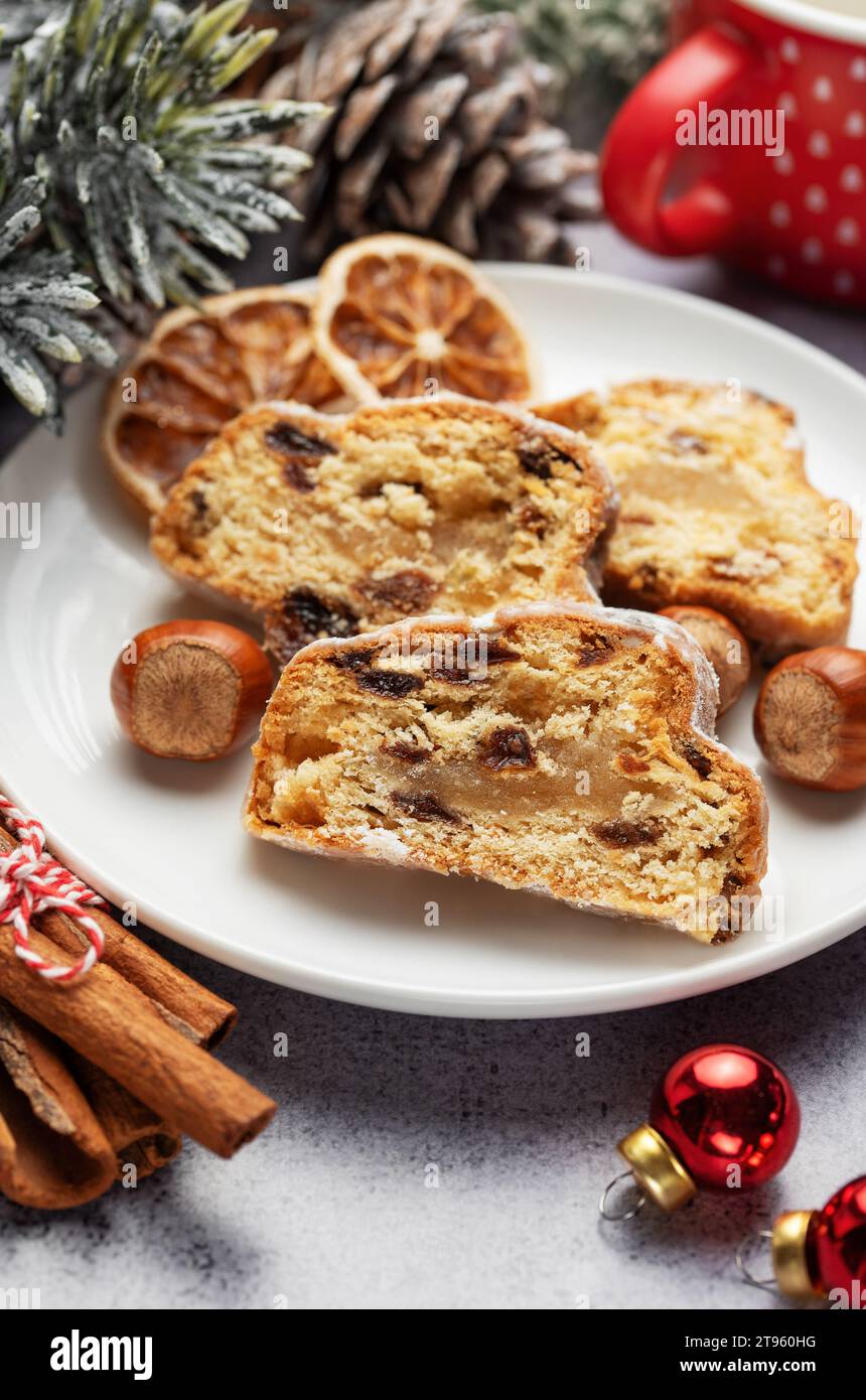 Torta tradizionale alla frutta. Sgabello natalizio con decorazioni natalizie invernali Foto Stock