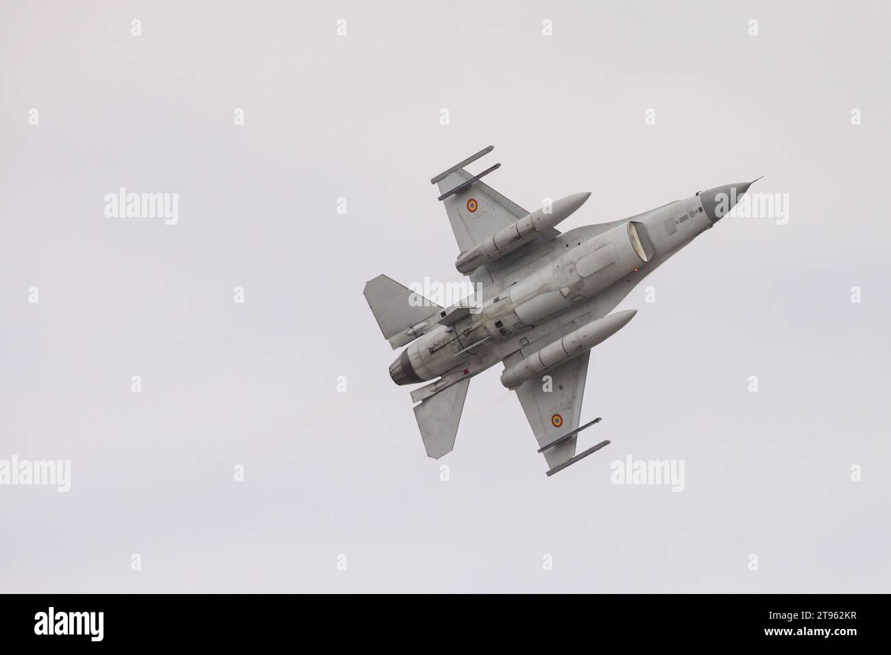 Borcea, Romania - 13 novembre 2023: Un pilota di jet militare rumeno vola con il suo F16 Falcon durante una dimostrazione a seguito della cerimonia di apertura del Foto Stock