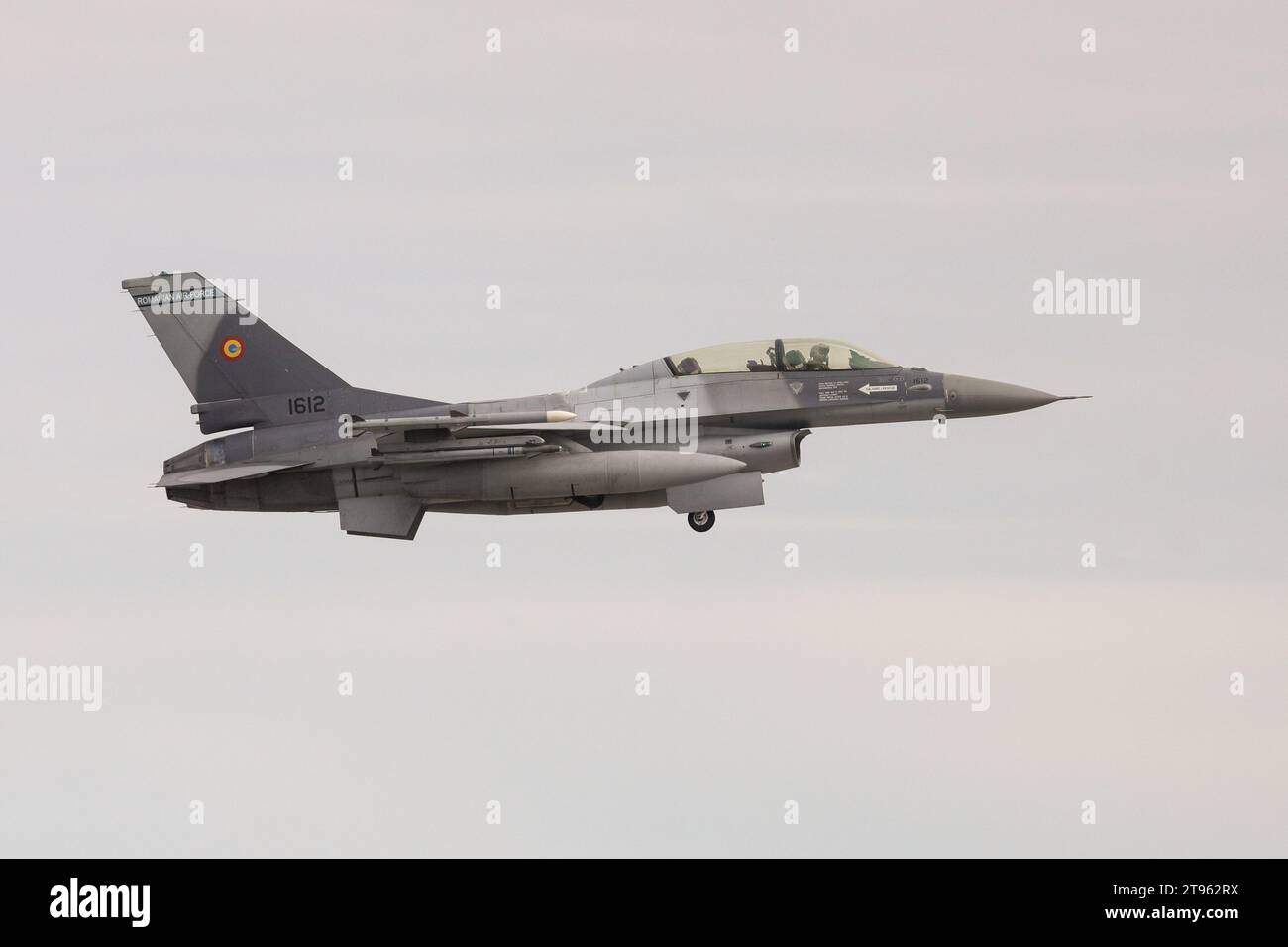 Borcea, Romania - 13 novembre 2023: Un pilota di jet militare rumeno vola con il suo F16 Falcon durante una dimostrazione a seguito della cerimonia di apertura del Foto Stock