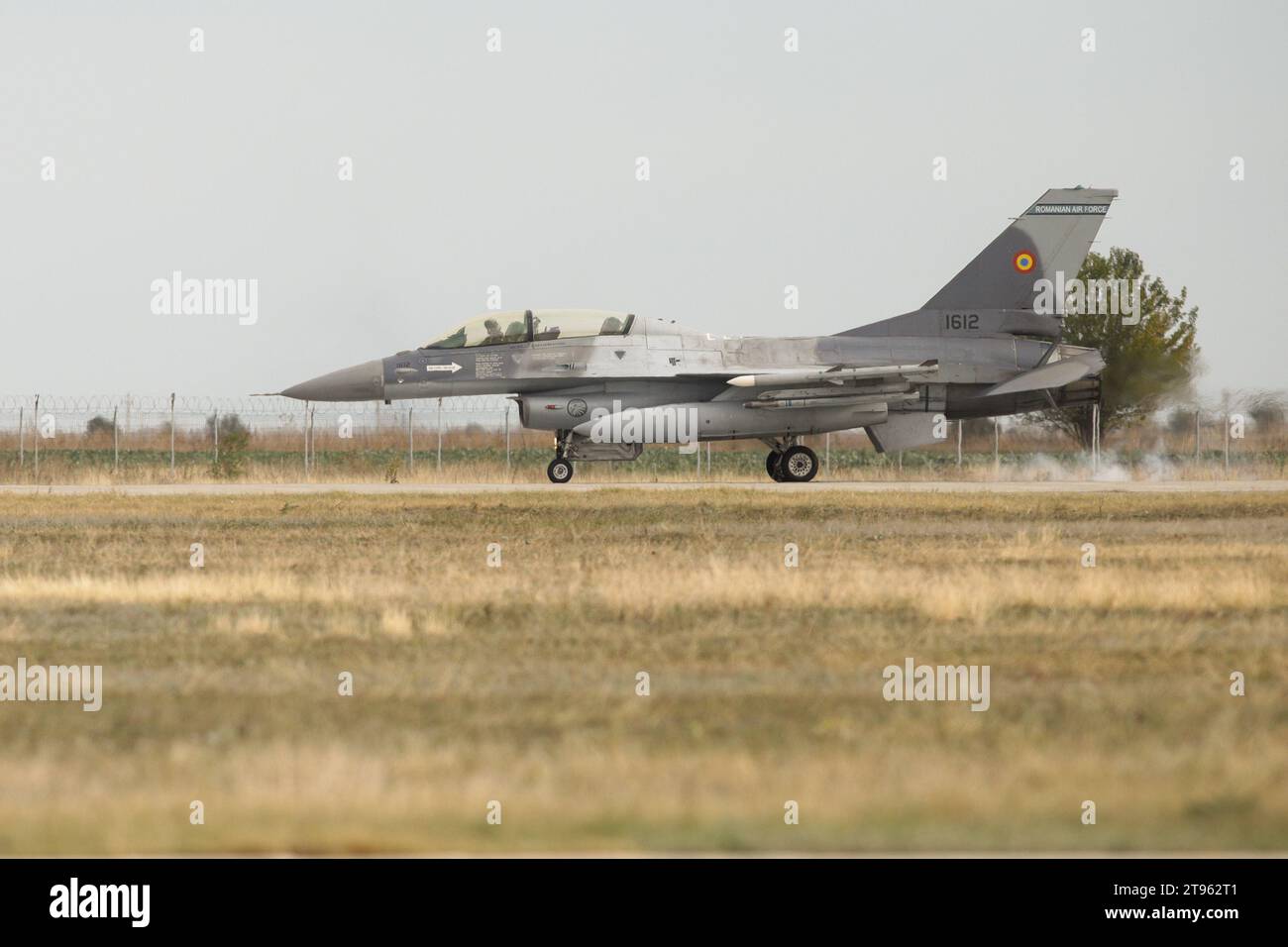 Borcea, Romania - 13 novembre 2023: Un pilota di jet militare rumeno vola con il suo F16 Falcon durante una dimostrazione a seguito della cerimonia di apertura del Foto Stock