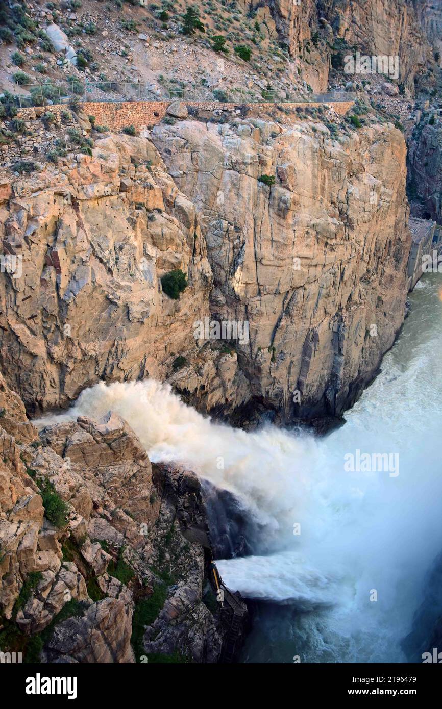 l'acqua turbolenta del fiume shoshone che scorre sopra la diga di bufalo bill, vicino a cody, wyoming Foto Stock