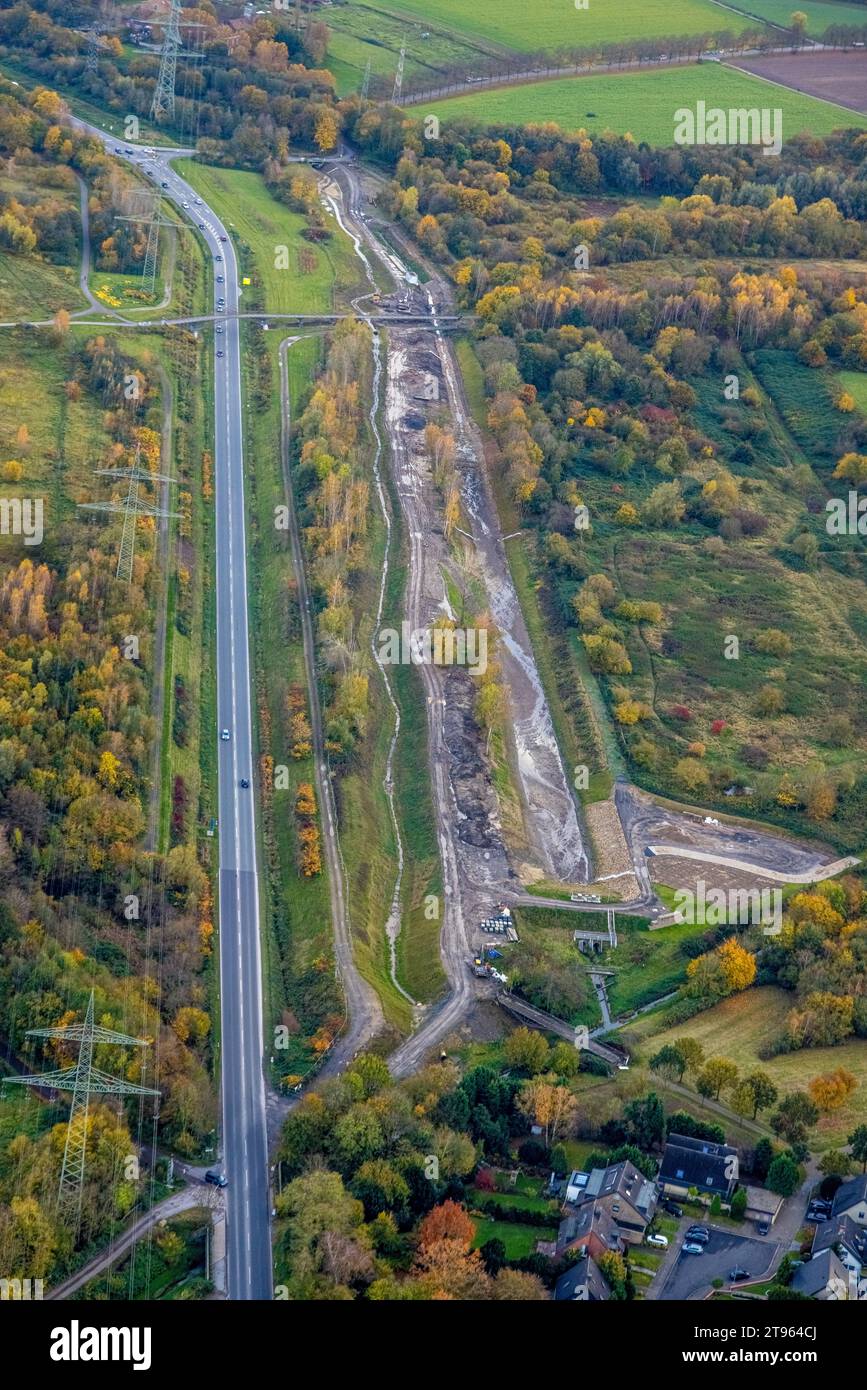 Luftbild, Hattinger Straße Bundesstraße B227, Leither Bach Baustelle mit Kanalbauarbeiten für Abwasserkanal, Naturschutzgebiet Mechtenberg umgeben von herbstlichen Laubbäumen, Rotthausen, Gelsenkirchen, Ruhrgebiet, Nordrhein-Westfalen, Deutschland ACHTUNGxMINDESTHONORARx60xEURO *** Vista aerea, Hattinger Straße strada federale B227, Leither Bach cantiere con lavori di costruzione di fognature, riserva naturale di Mechtenberg circondata da alberi decidui autunnali, Rotthausen, Gelsenkirchen, zona della Ruhr, Renania settentrionale-Vestfalia, Germania ACHTUNGxMINDESTHONORARx60xEURO Foto Stock