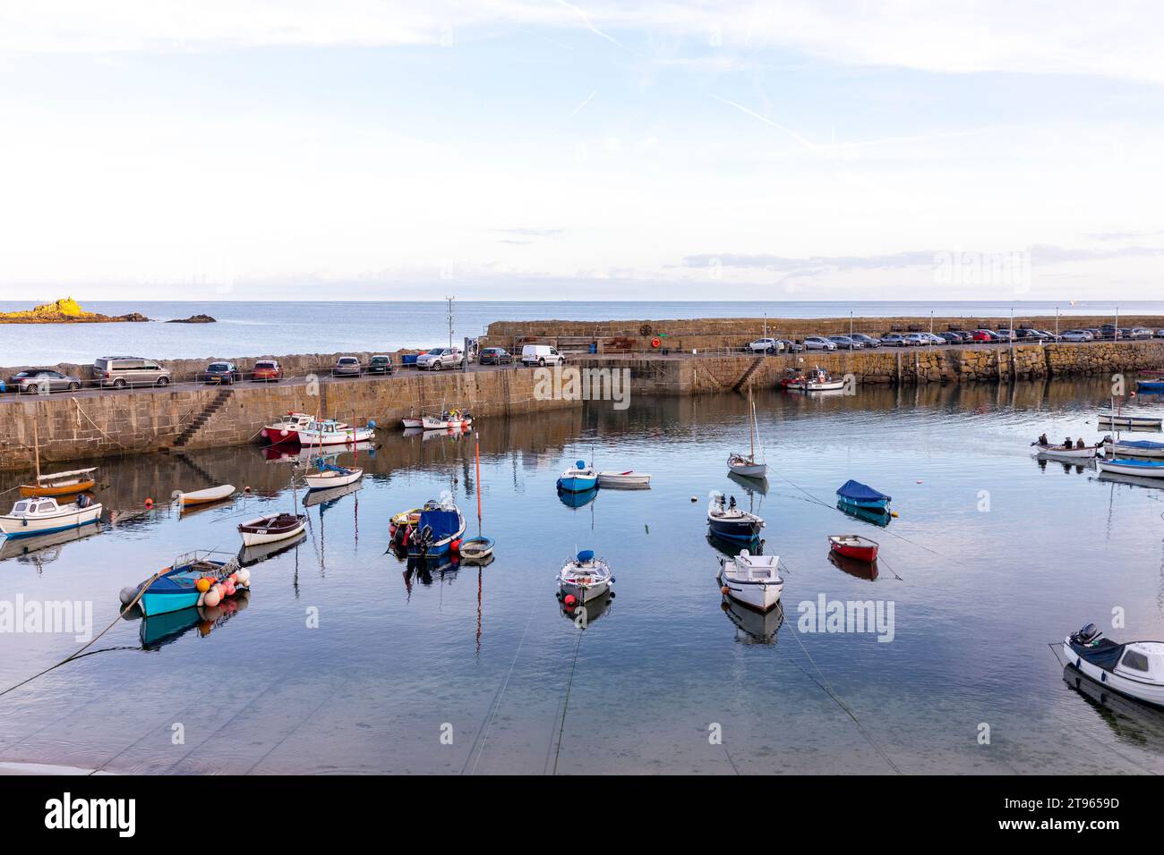 2023, villaggio di Mousehole e porto di pescatori in Cornovaglia, sulla costa sud-occidentale dell'Inghilterra, tramonto nel tardo pomeriggio nel soleggiato giorno autunnale, Inghilterra, Regno Unito, 2023 Foto Stock