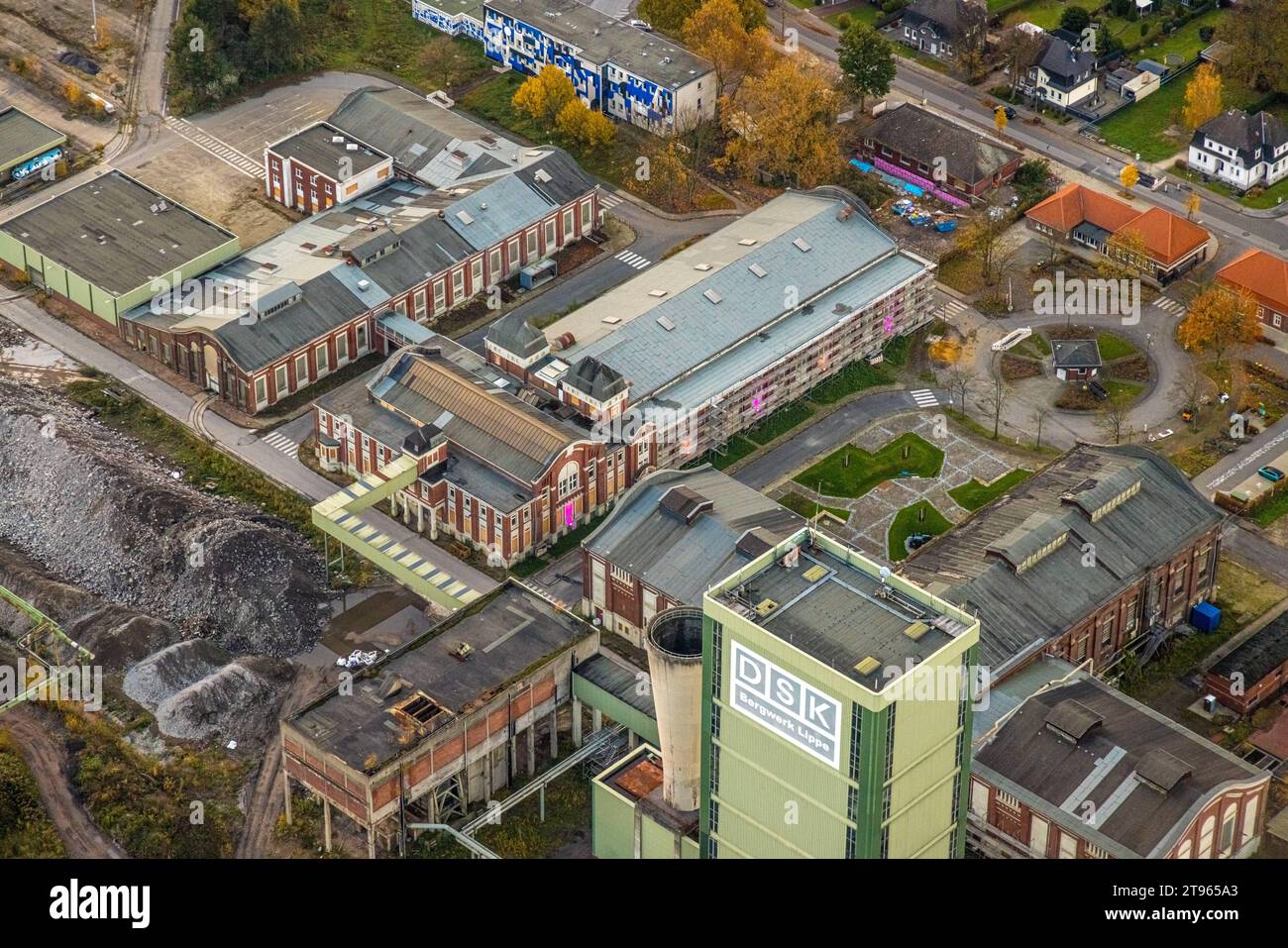 Luftbild, ehemaliges DSK Bergwerk Lippe Westerholt, neues Quartier für klimagerechtes Arbeiten und Wohnen, Egonstraße, an der Stadtgrenze zu Gelsenkirchen, umgeben von herbstlichen Laubbäumen, Hassel, Gelsenkirchen, Ruhrgebiet, Nordrhein-Westfalen, Deutschland ACHTUNGxMINDESTHONORARx60xEURO *** Vista aerea, ex miniera DSK Lippe Westerholt, nuovo quartiere per il lavoro e la vita rispettosi del clima, Egonstraße, ai confini della città di Gelsenkirchen, circondata da alberi decidui autunnali, Hassel, Gelsenkirchen, regione della Ruhr, Renania settentrionale-Vestfalia, Germania ATTENTIONxMINDESTHONORARx60xEURO Foto Stock