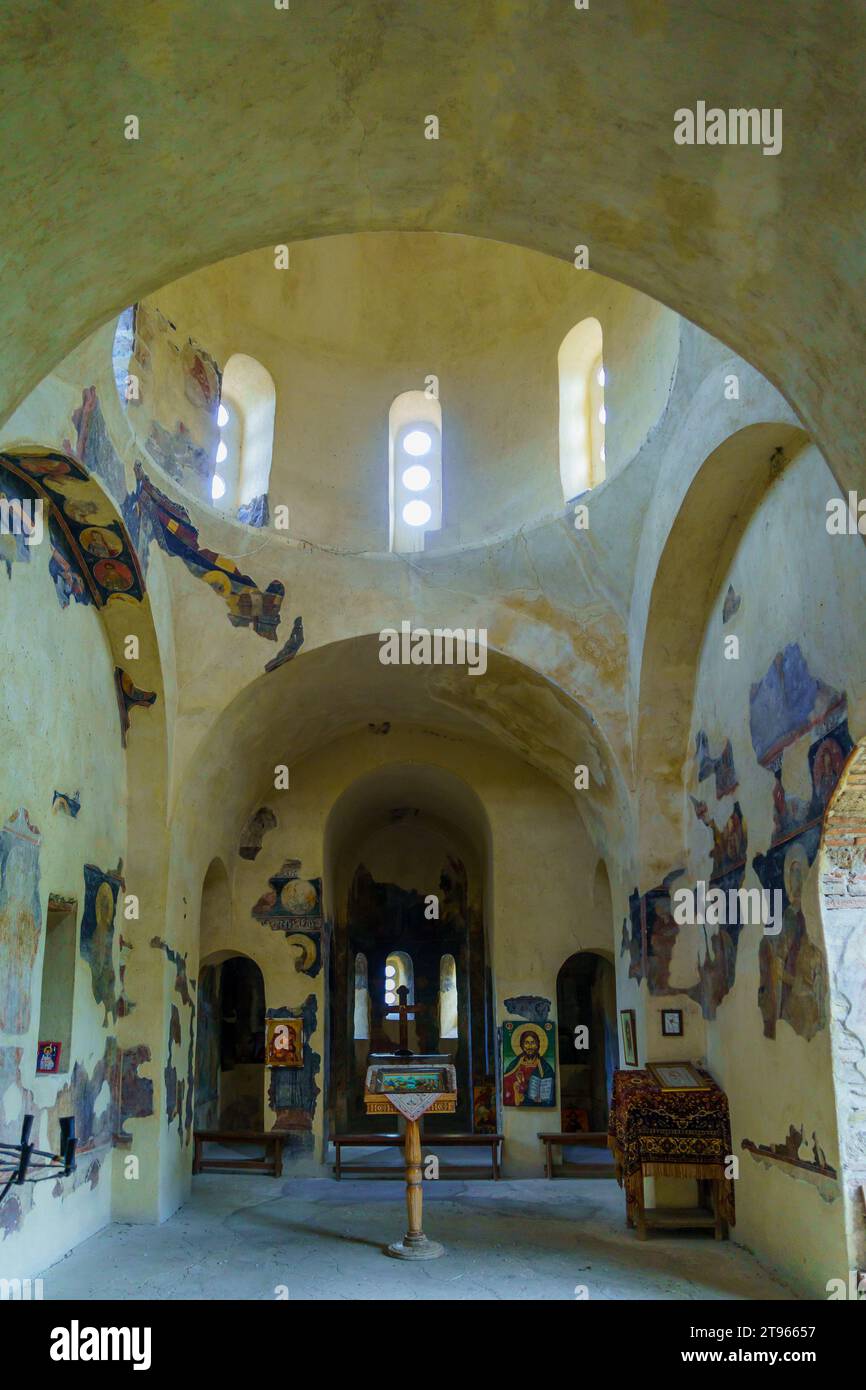 Asenovgrad, Bulgaria - 26 settembre 2023: Veduta dell'interno della Chiesa della Santa madre di Dio, Fortezza di Asen, Monti Rodopi, Bulgaria Foto Stock