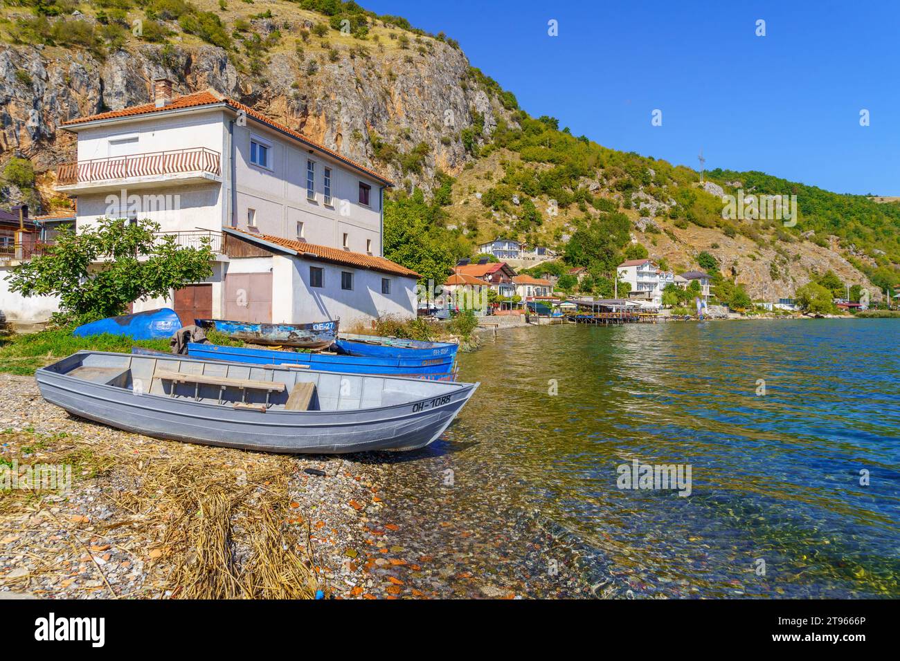 Radozhda, Macedonia del Nord - 3 ottobre 2023: Vista delle barche e dei ristoranti, nel villaggio di Radozhda, sulle rive del lago di Ocrida, Macedonia del Nord Foto Stock