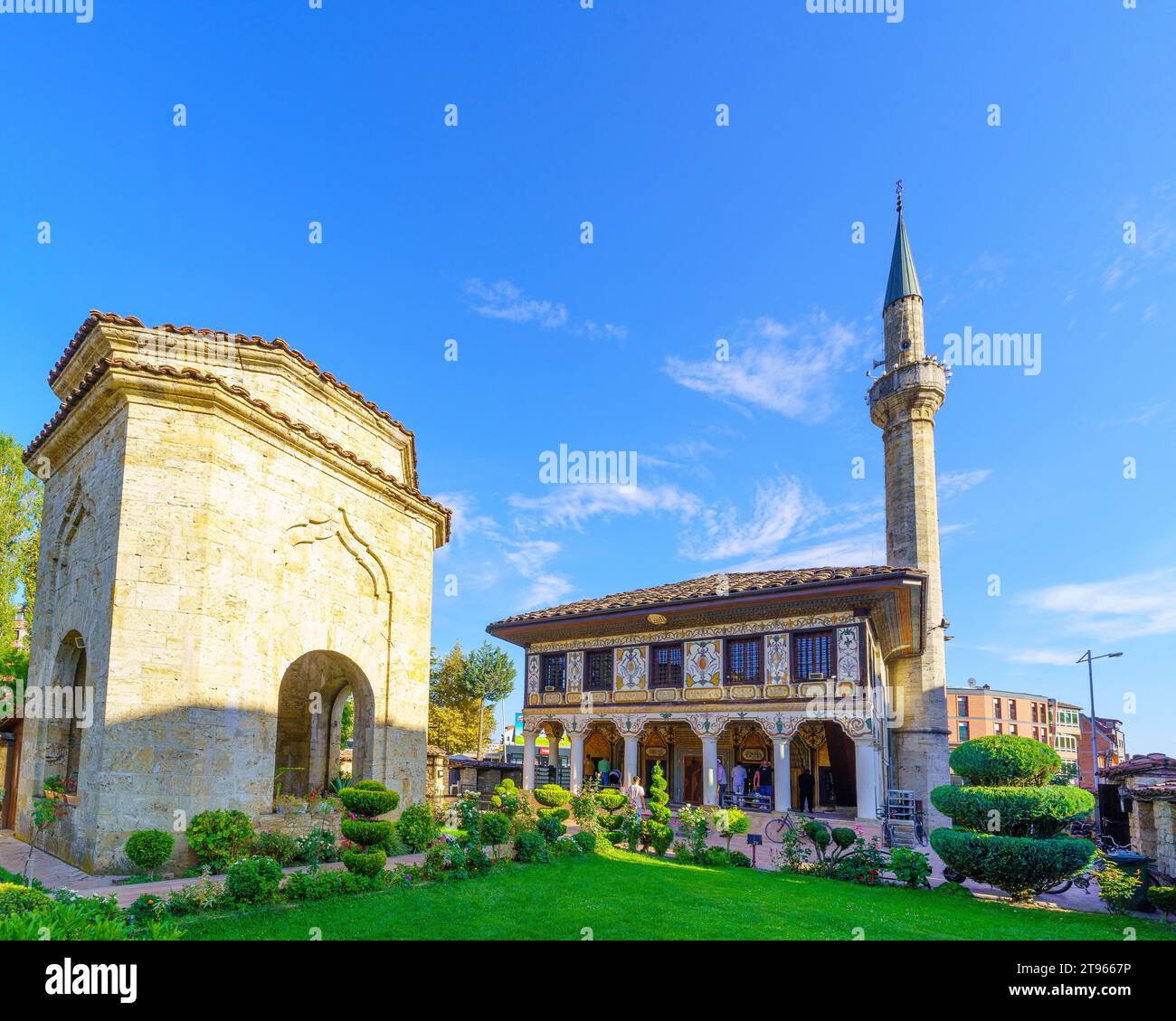 Tetovo, Macedonia del Nord - 4 ottobre 2023: Vista della moschea colorata (Sarena Dzamija o moschea dipinta), con preghiere, a Tetovo, Macedonia del Nord Foto Stock